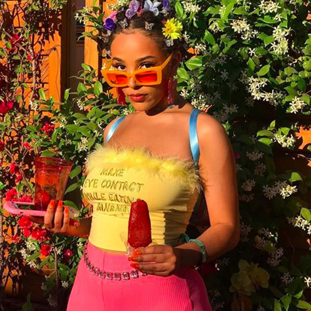 Doja Cat покоряет сцену своим уникальным стилем и заразительной энергией Обои