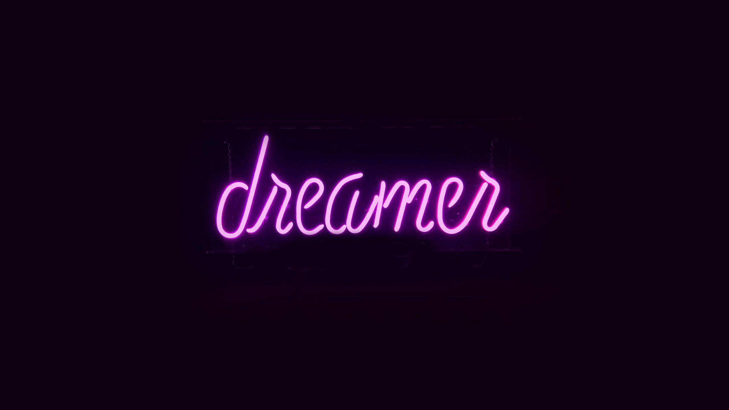 Неоновая вывеска Dreamer темно-фиолетовая и черная Обои