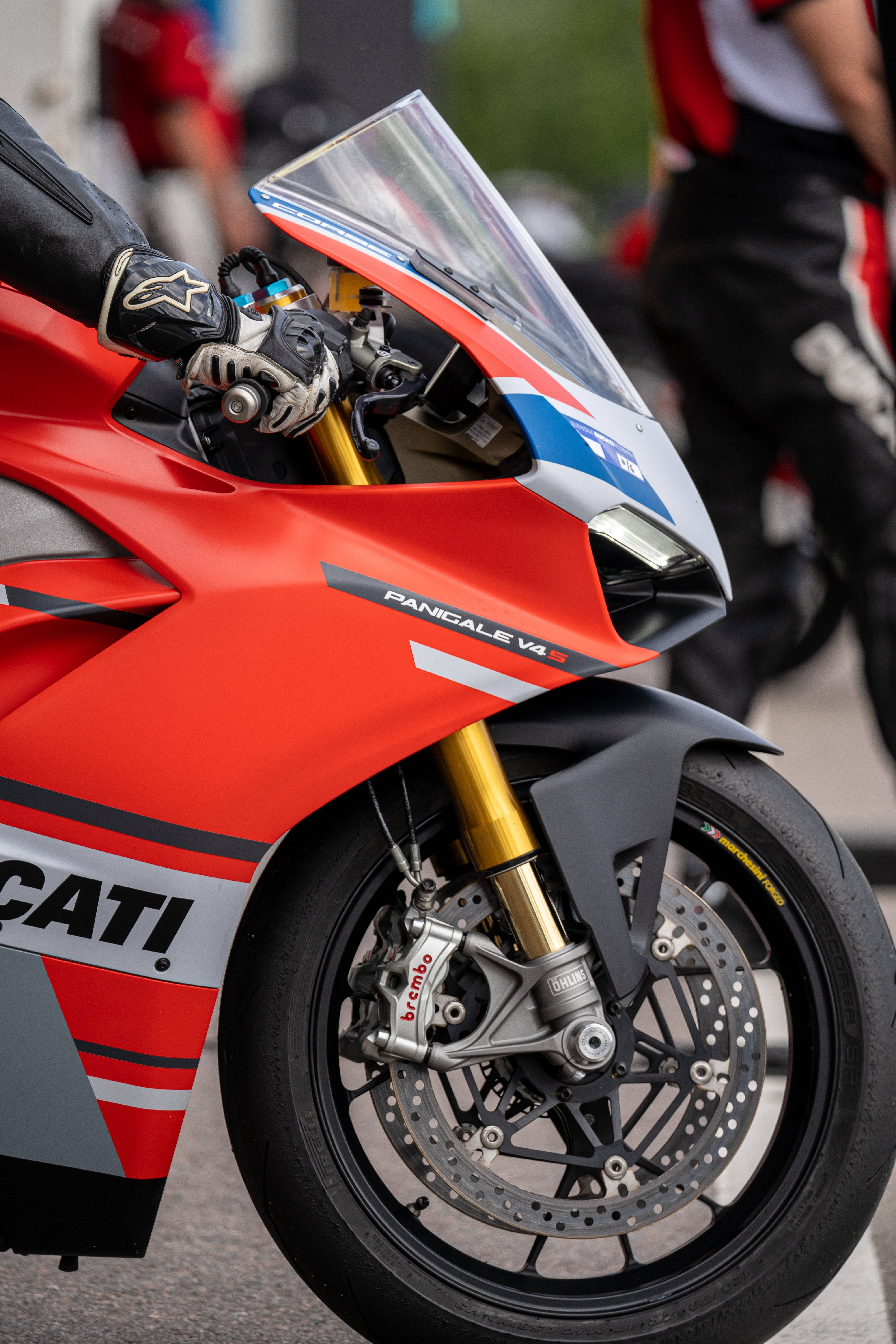 Красный мотоцикл Ducati Panigale V4S Обои