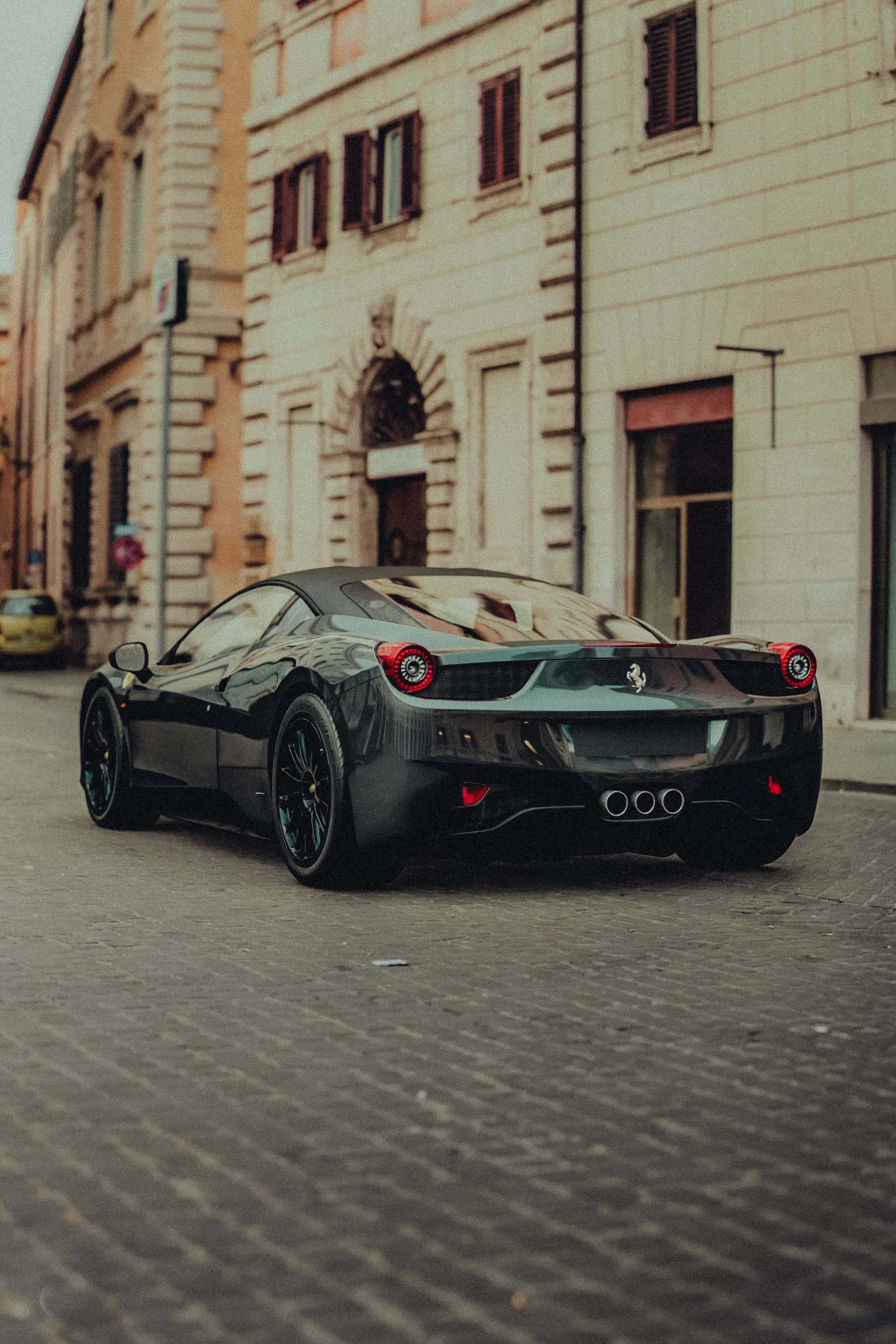 Элегантный красный Ferrari на фоне драматичного небосклона Обои