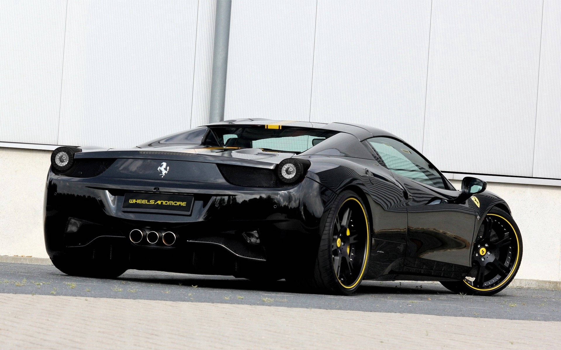 Мощный черный Ferrari 458 Italia Обои