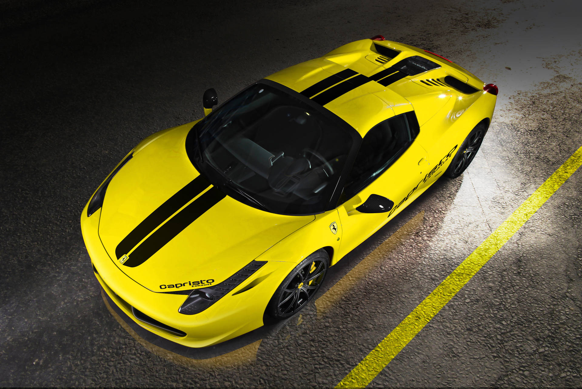Обои с желтым спортивным автомобилем Ferrari 458 Spider.