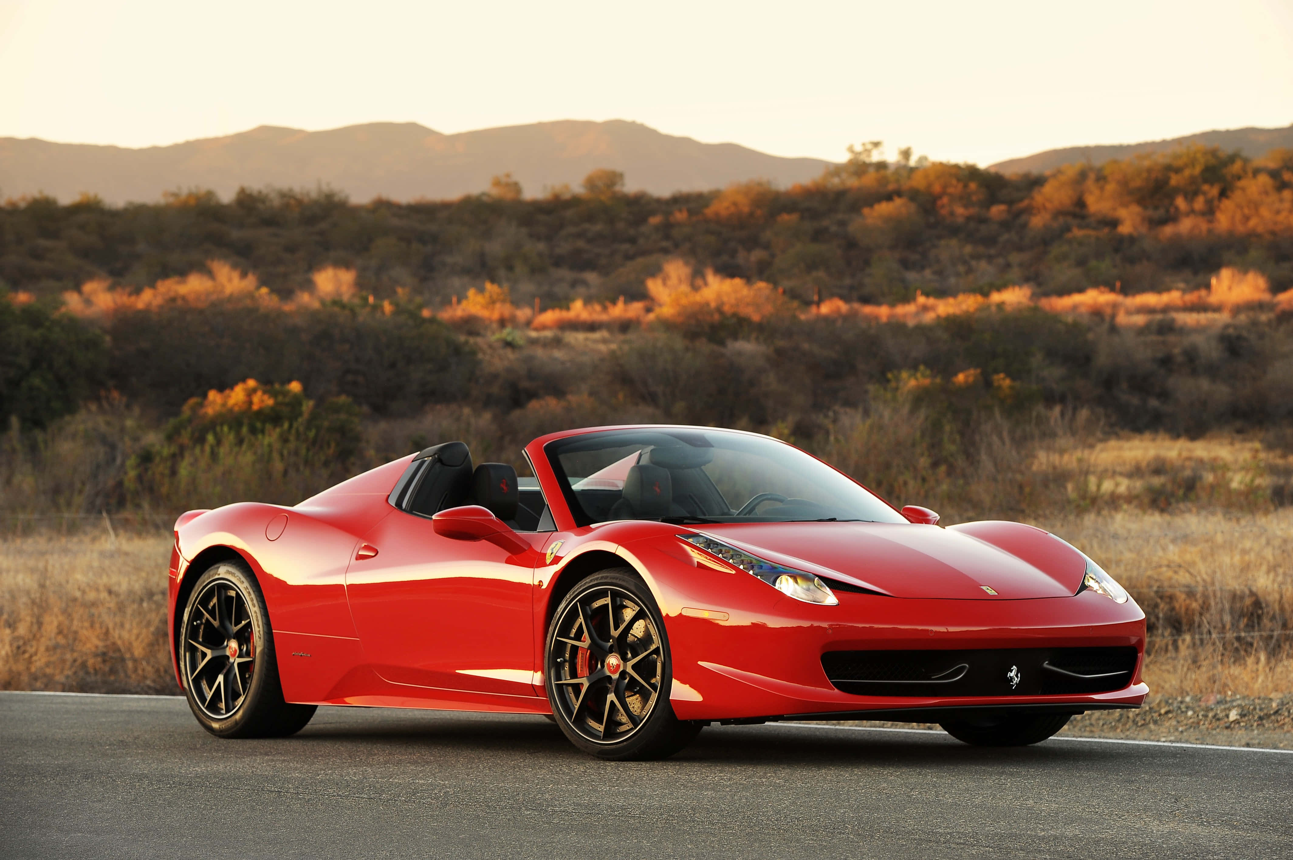 Пристегнитесь и испытайте острые ощущения от поездки на Ferrari Обои