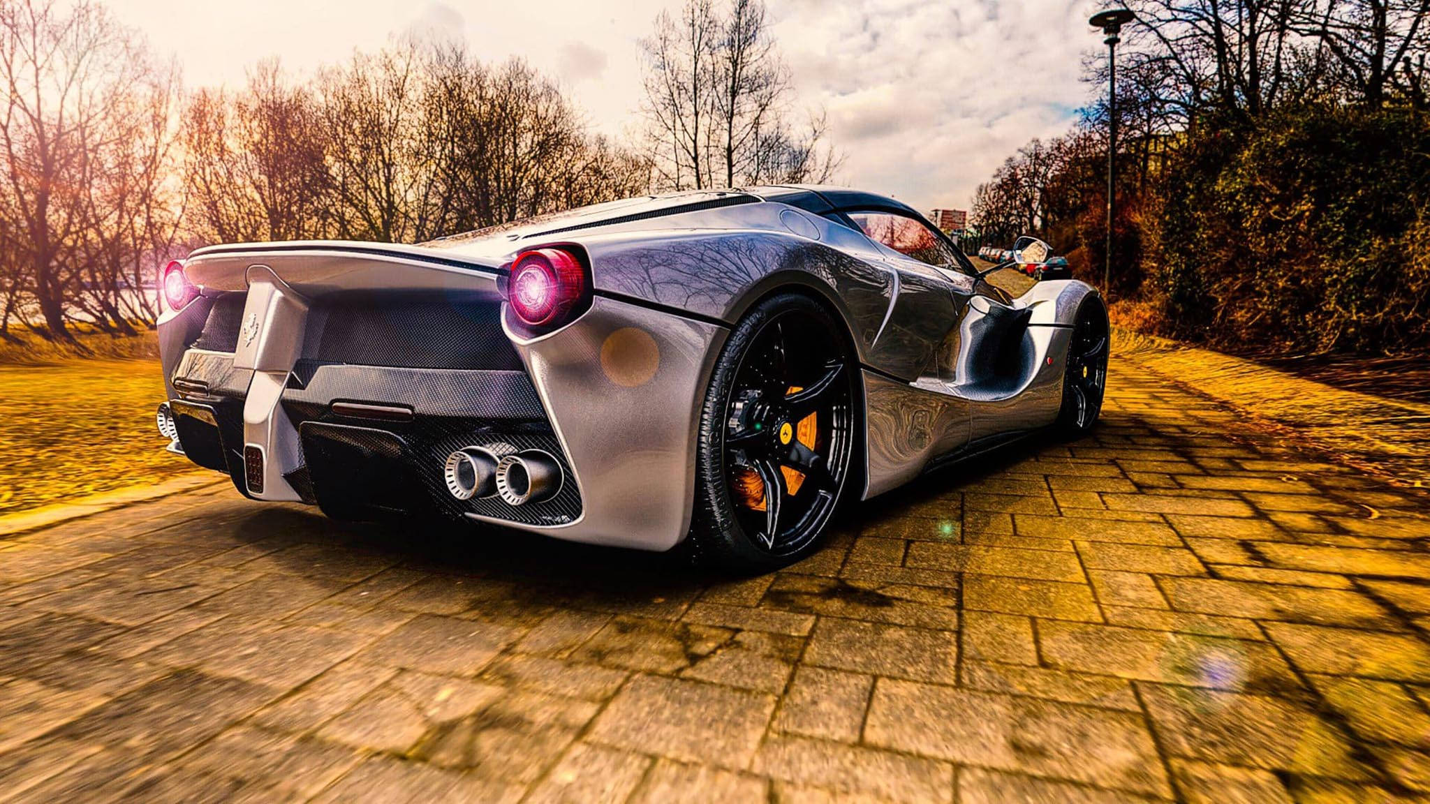 Крутая машина Ferrari вид сзади Обои