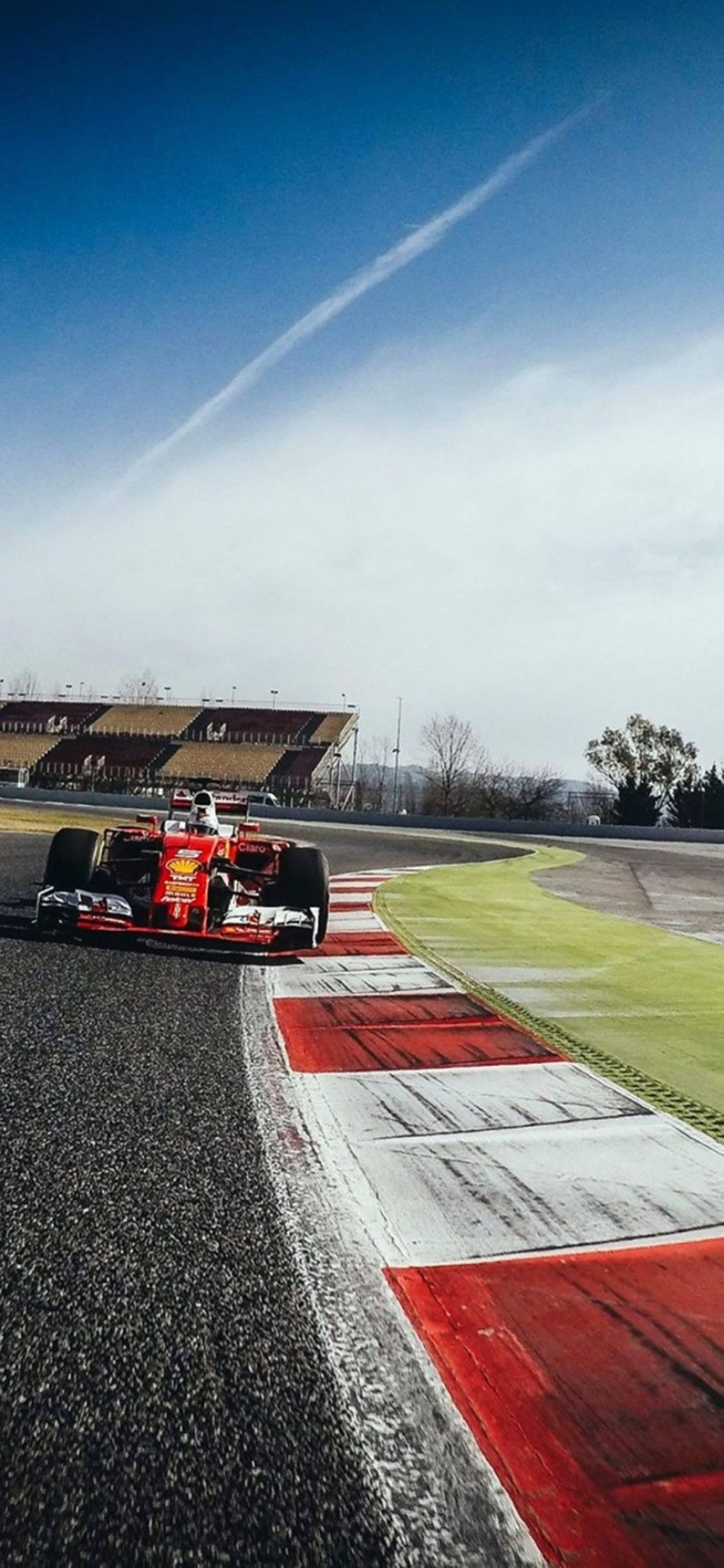 Красный Ferrari на трассе F1 Обои