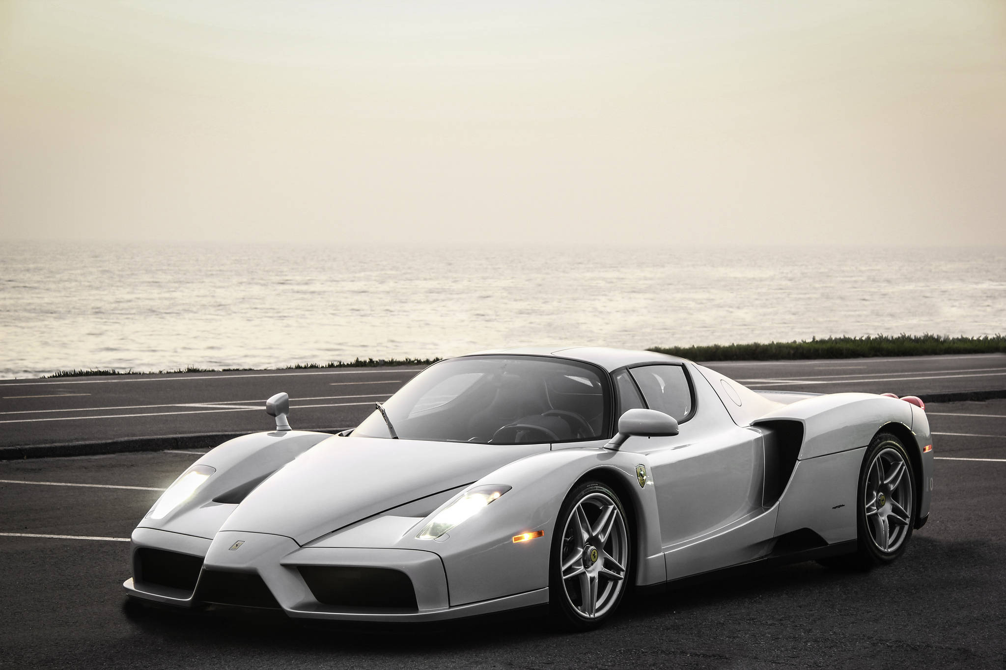 Насладитесь острыми ощущениями от вождения роскошного Ferrari Обои