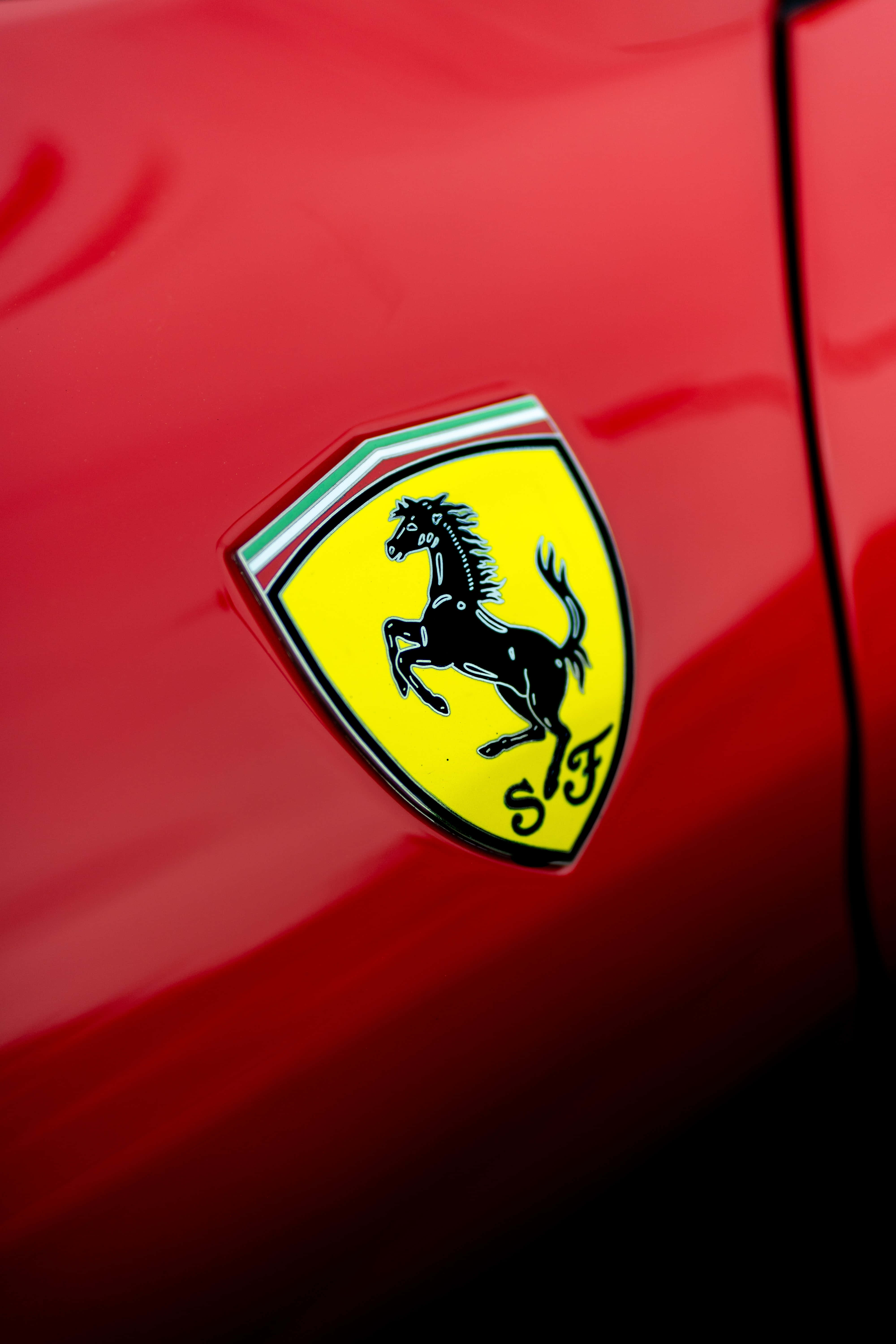 Царствующая скорость — впечатляющий Ferrari на гоночном треке Обои