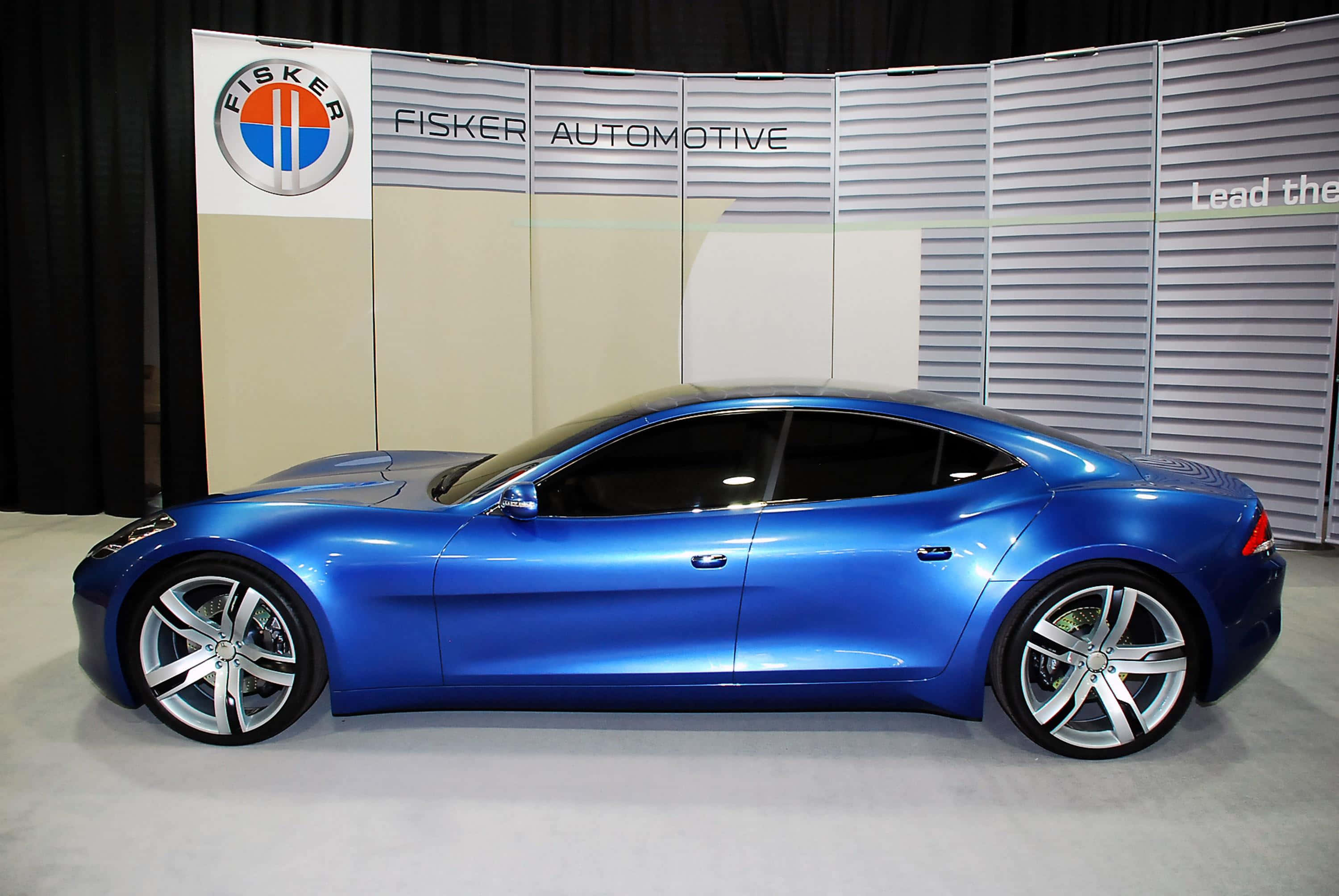 Электромобиль Fisker Karma на открытой дороге Обои
