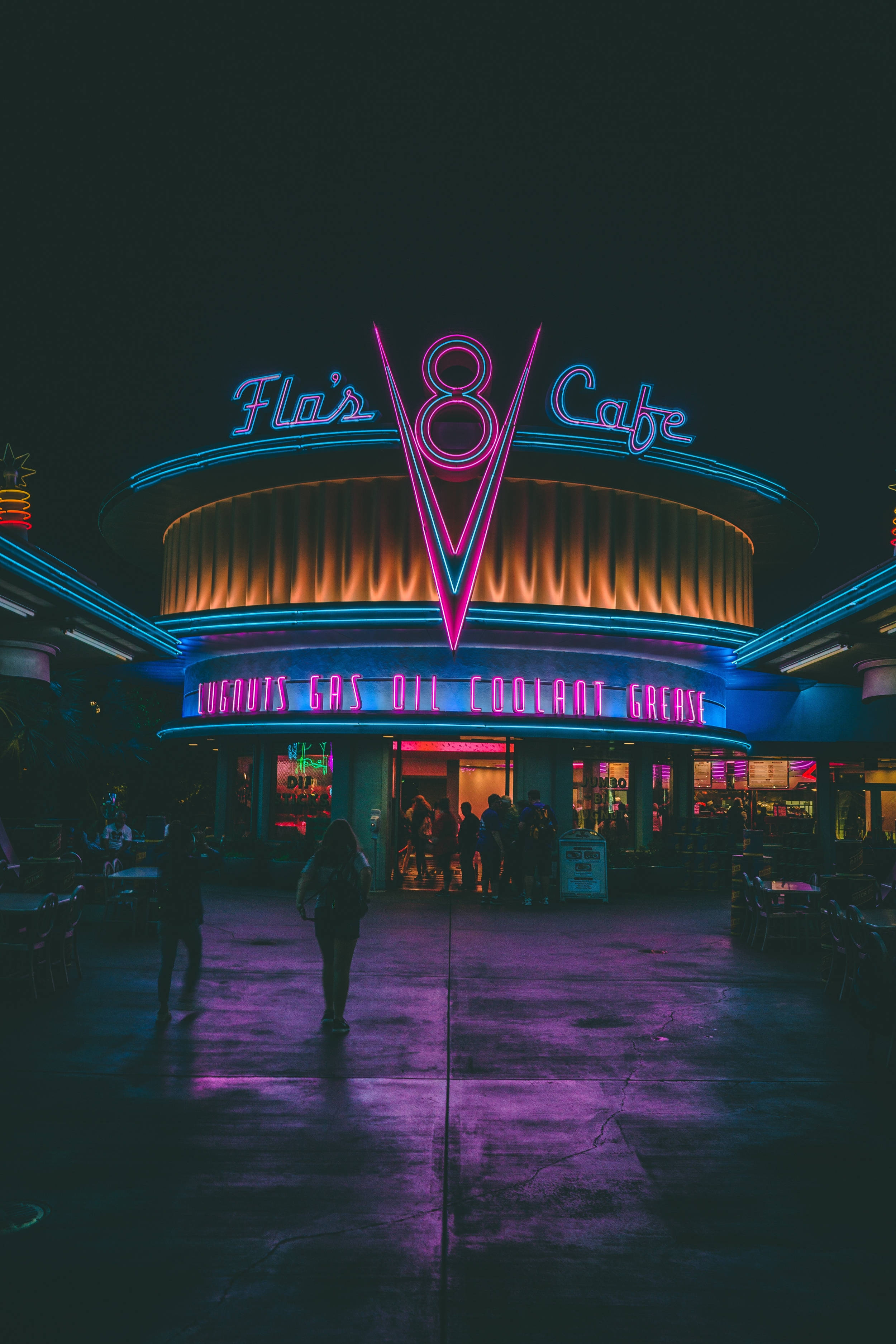Оживленная атмосфера в кафе Flo's V8 в Disney California Adventure Park Обои