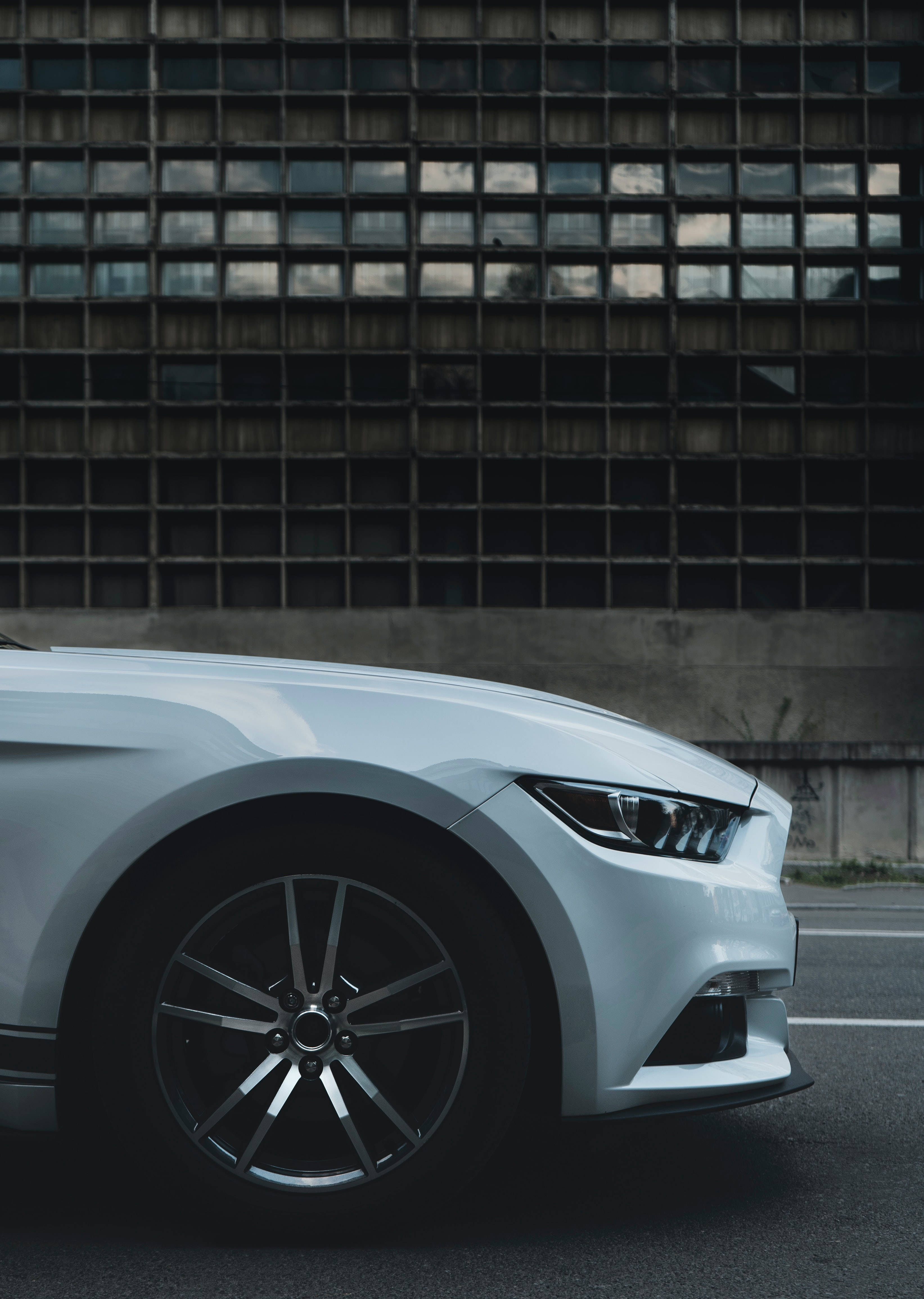 Жемчужно-белый Ford Mustang Обои