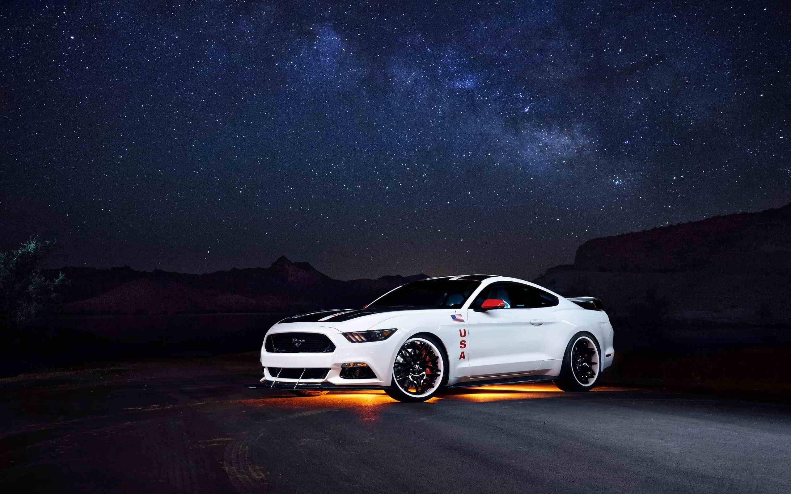 Крутая белая машина Ford Mustang Обои
