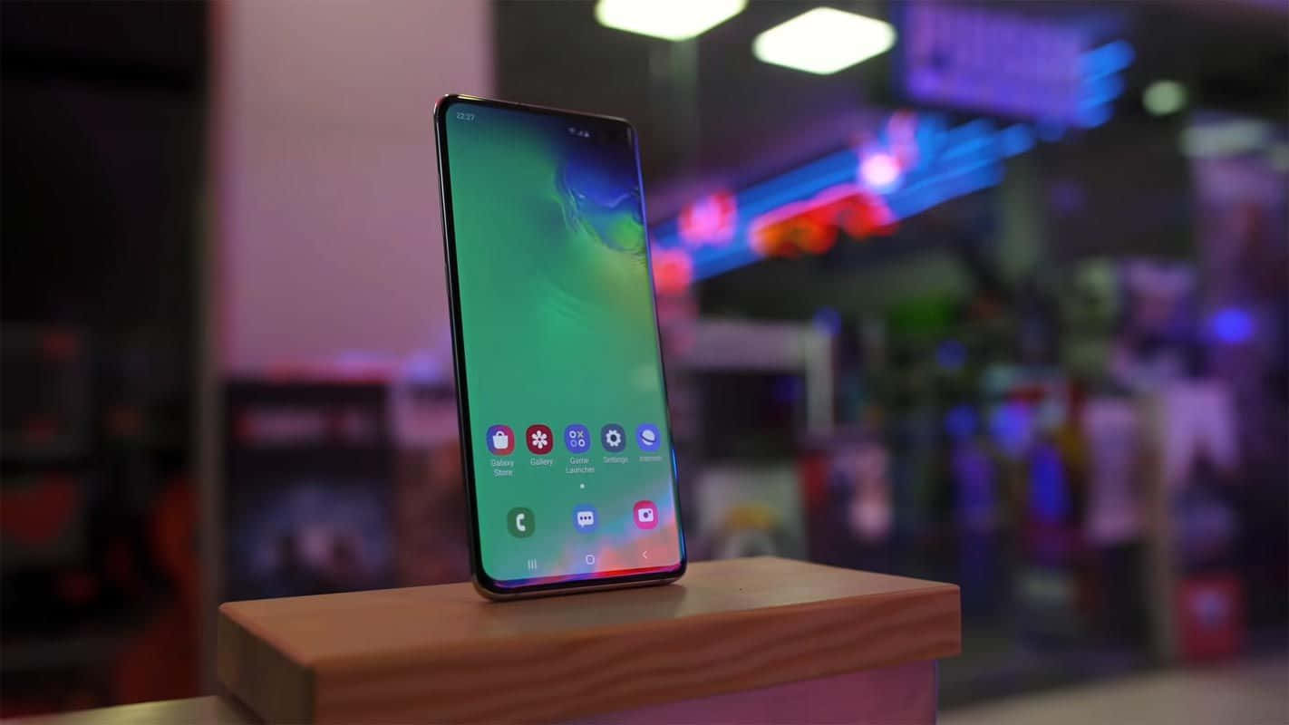 Получите новый Galaxy S10 и испытайте непревзойденную мощность и дизайн Обои