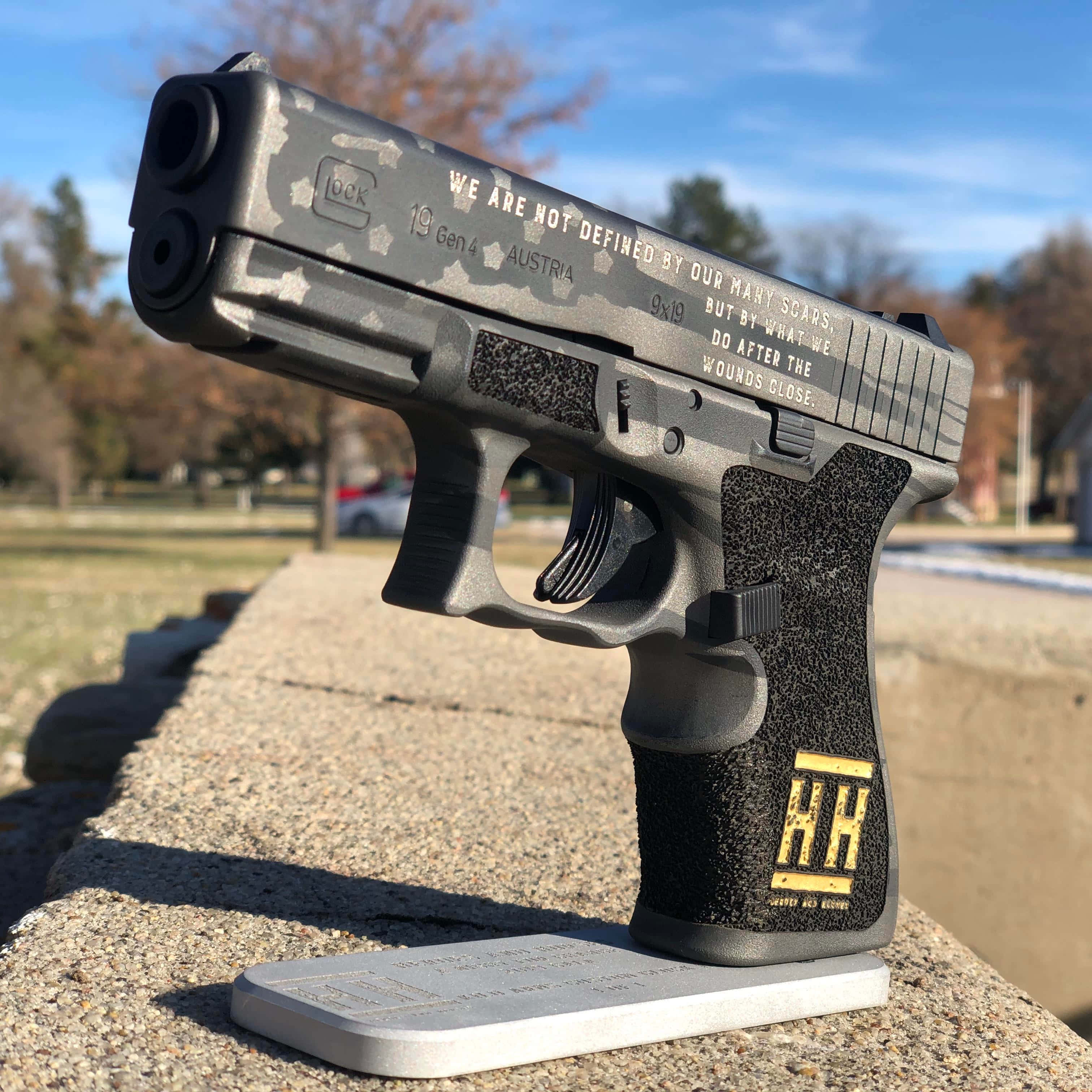 glock 17 на бетонной стене Обои