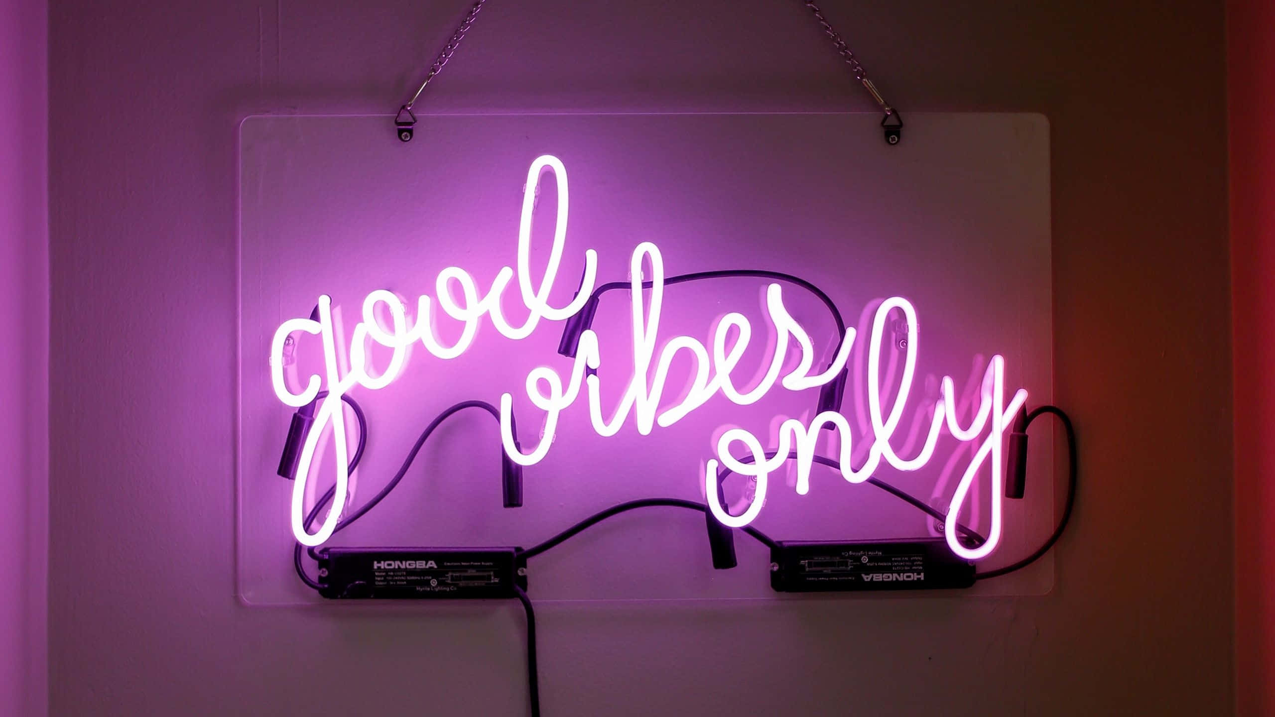 Неоновая розовая надпись Good Vibes Only Обои