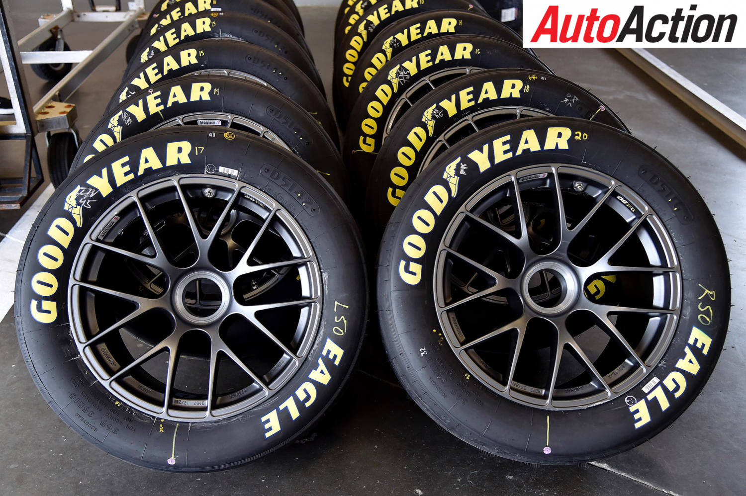 Испытайте высший уровень гонок с шинами Goodyear Обои