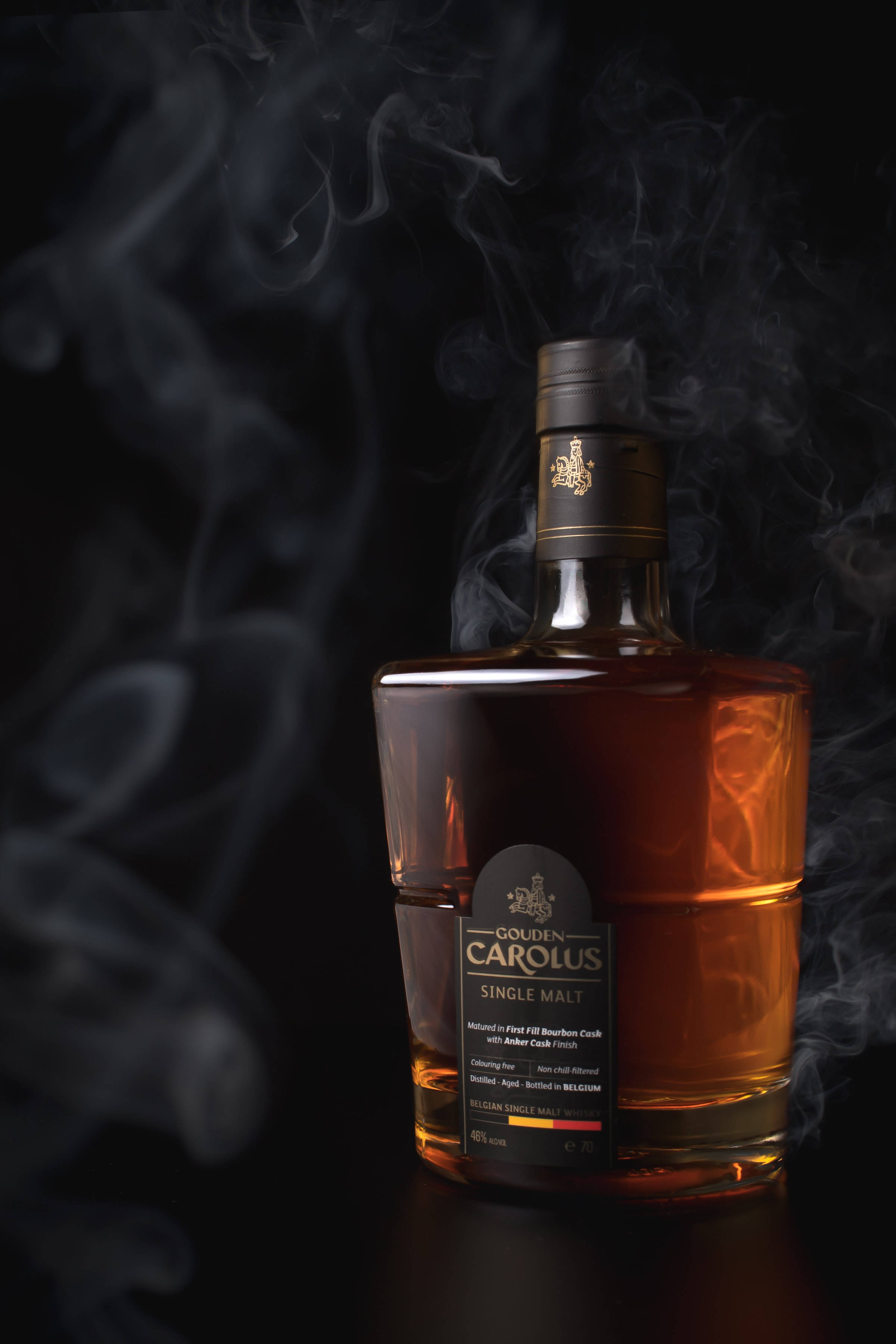 Круглая бутылка виски Gouden Carolus Обои