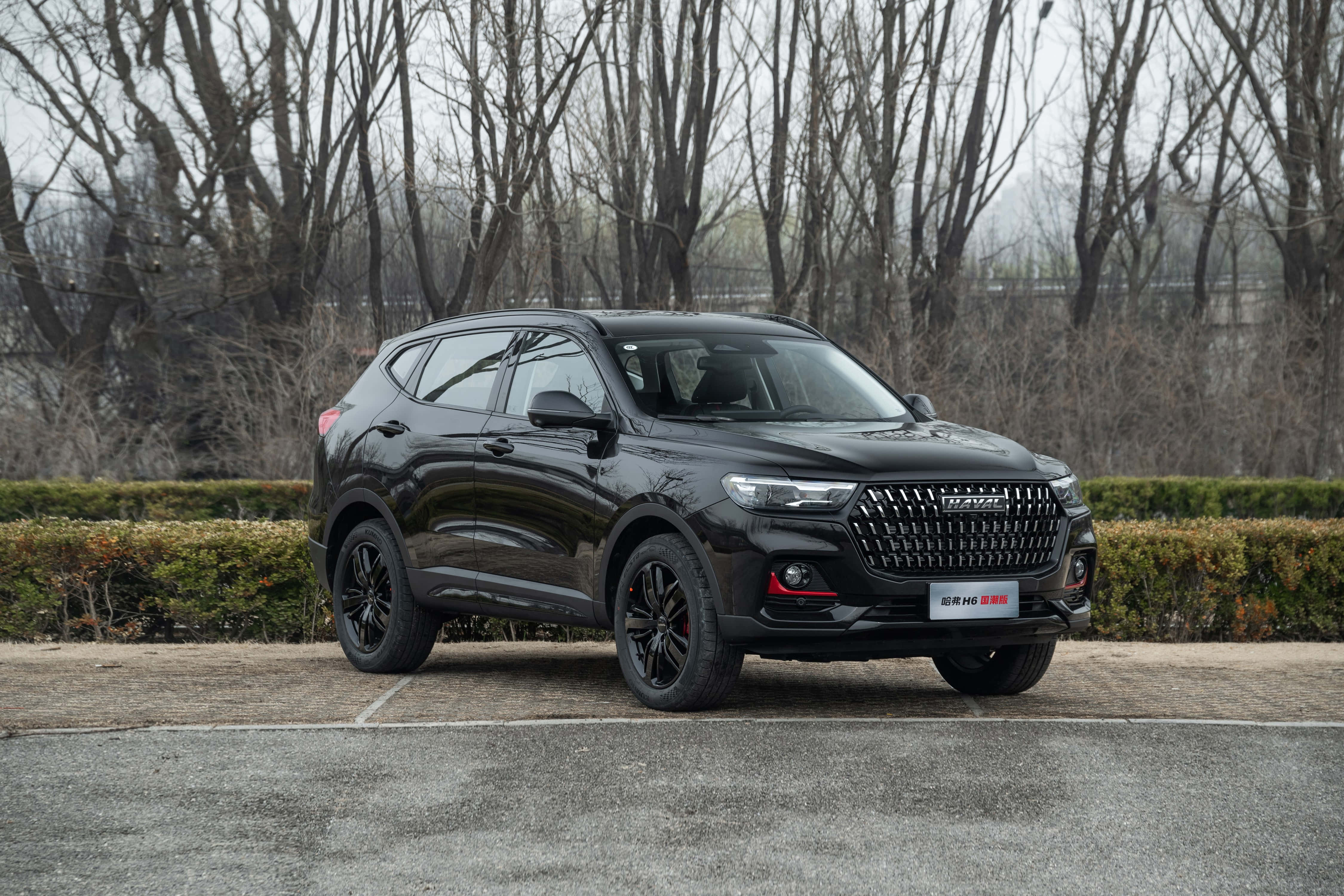 Стильный Haval SUV едет по дороге Обои