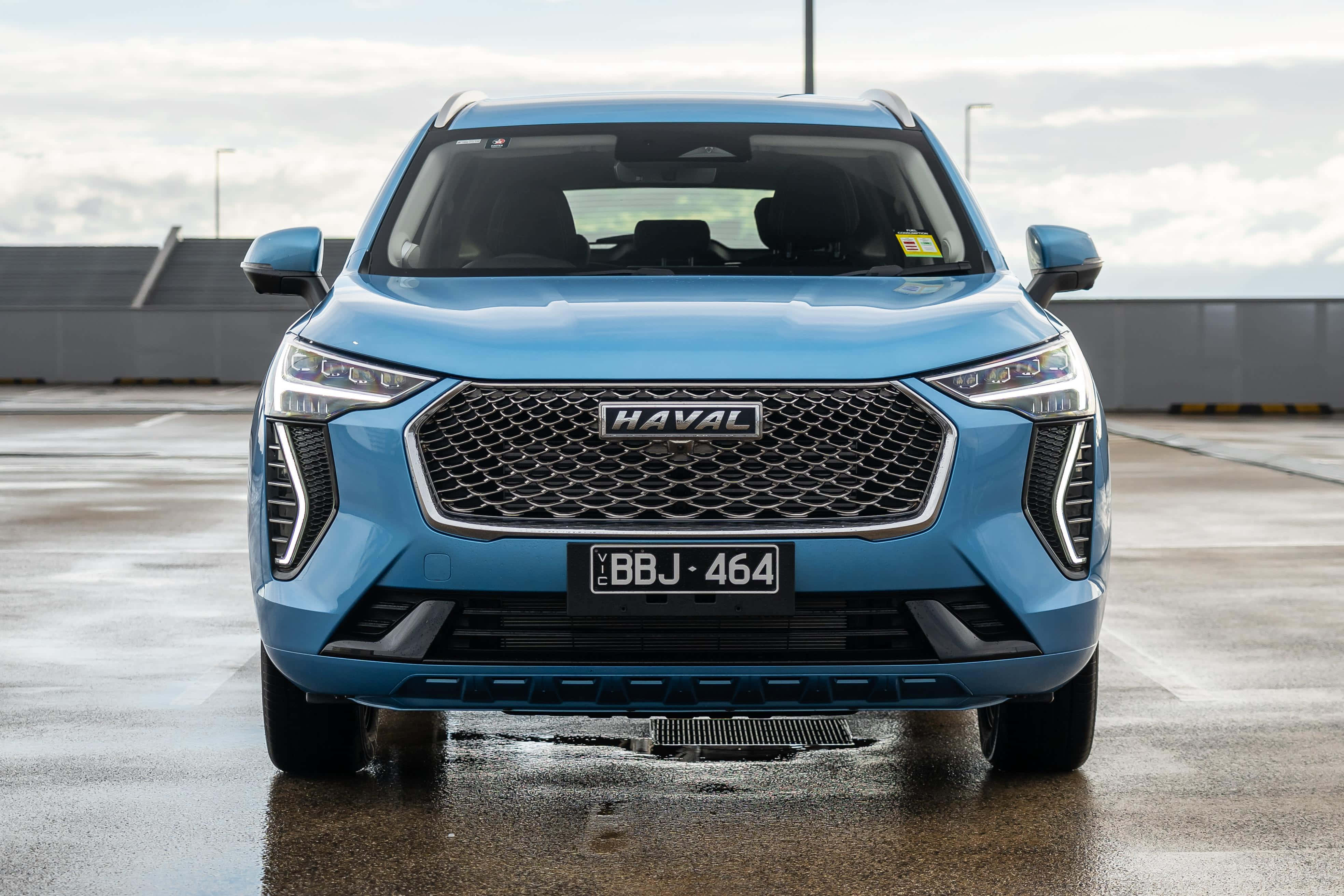 Гладкий и современный Haval SUV в обширном ландшафте Обои