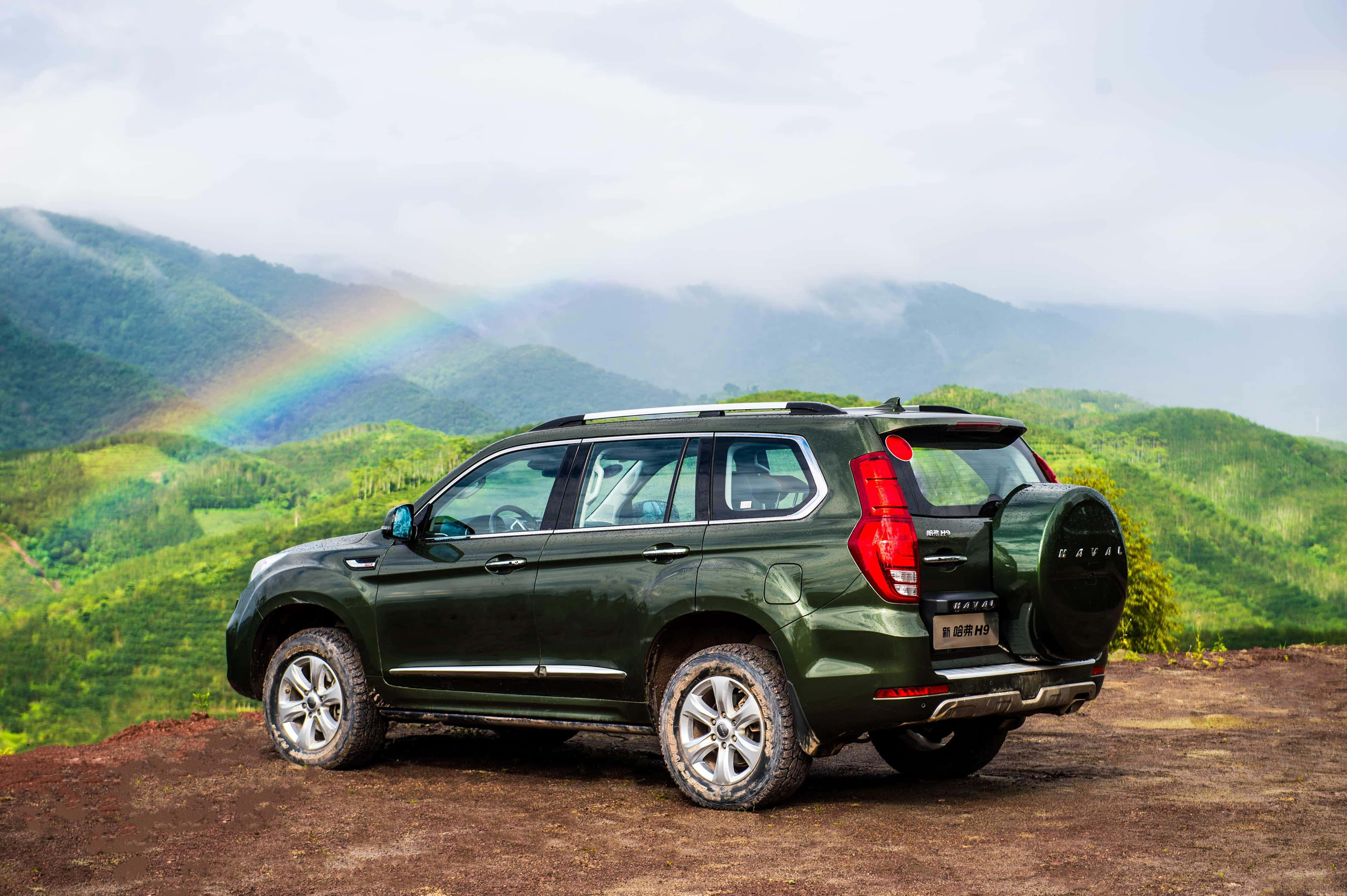 Стильный и мощный Haval SUV на дороге Обои