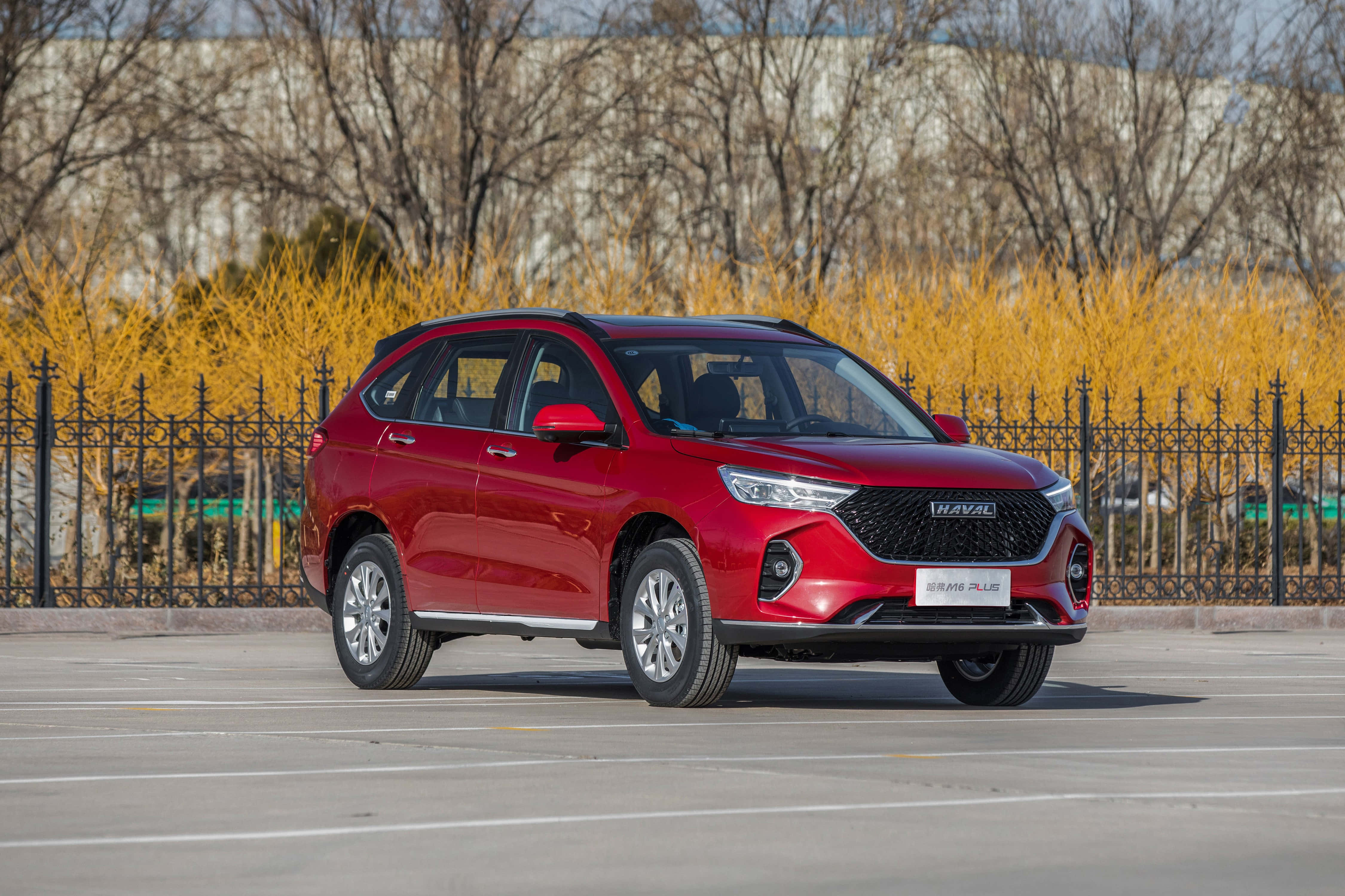 Haval SUV едет по красивому горному пейзажу Обои