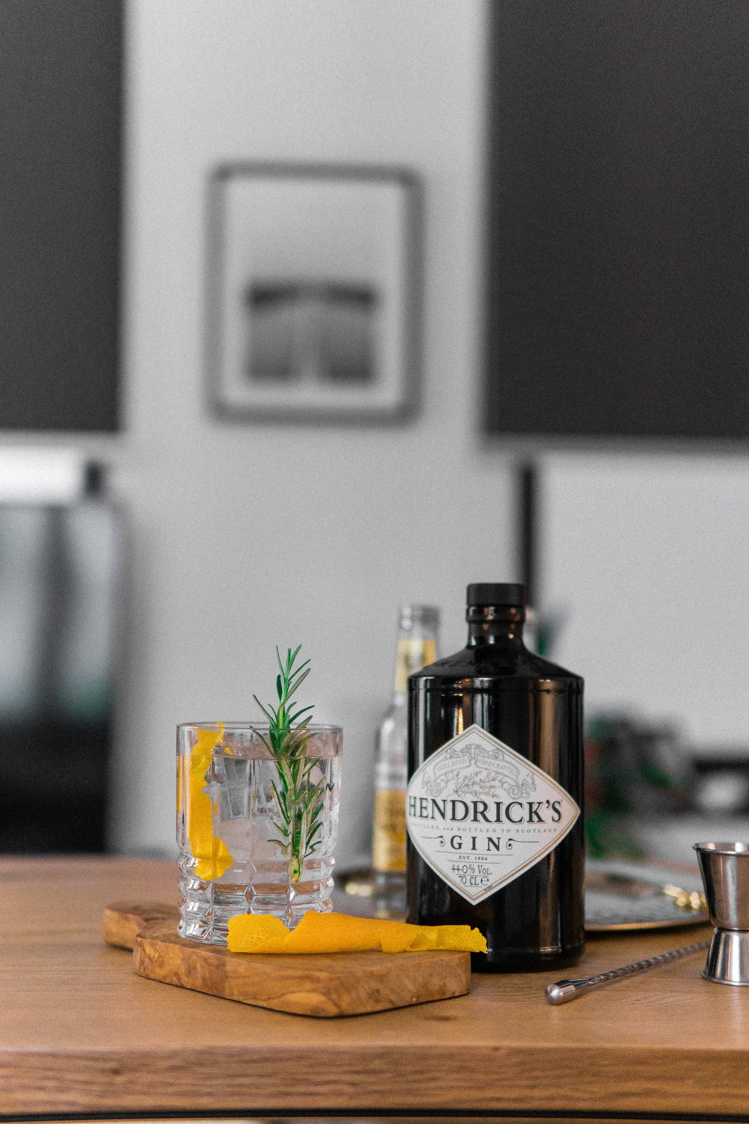 Крупный план бутылки Hendrick's Gin Обои