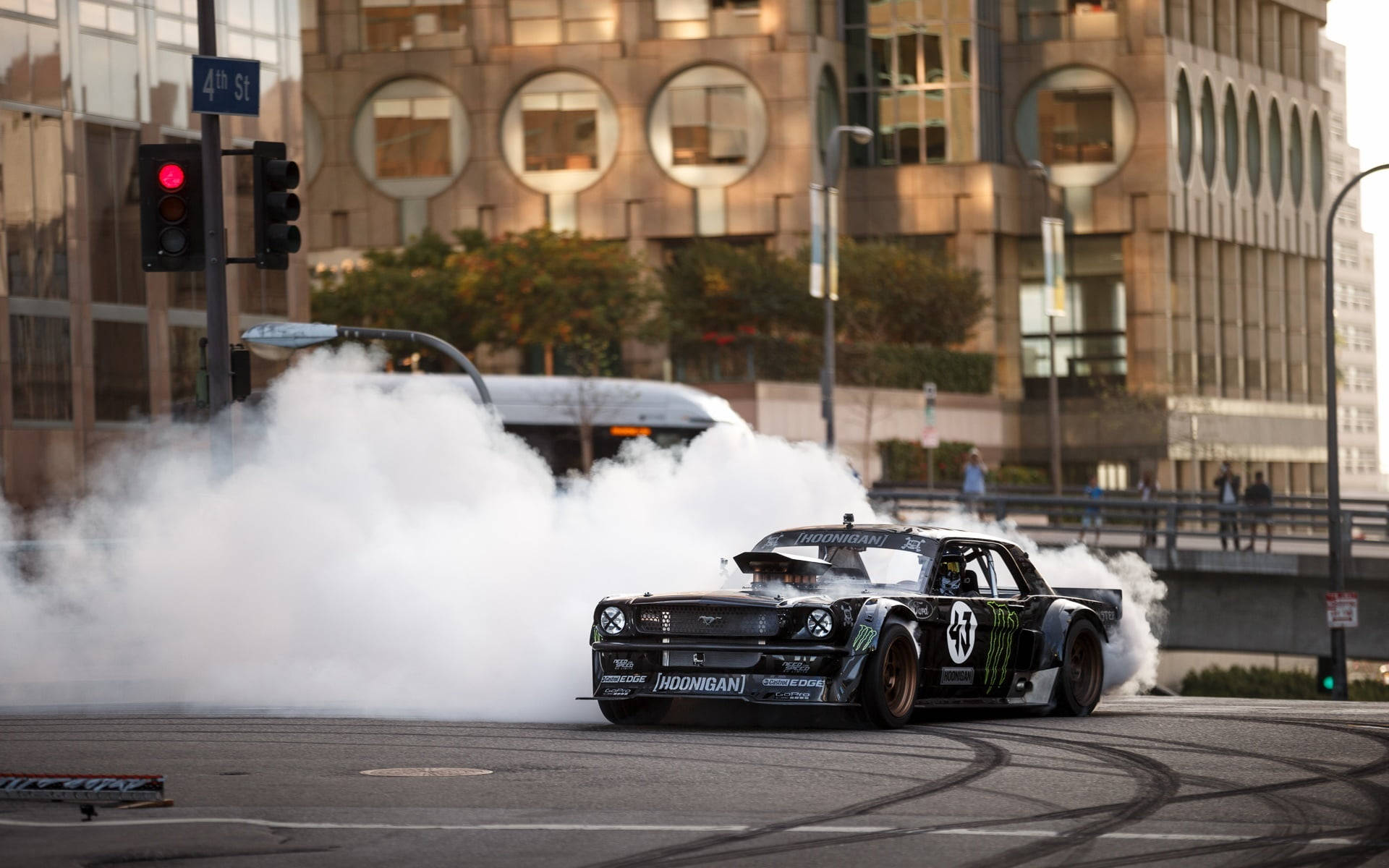 Захватывающий зверь на треке - дрифтующий Hoonigan Ford Mustang Обои