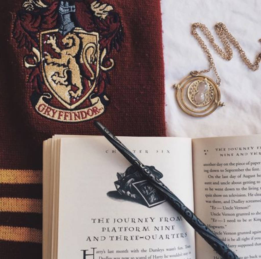 Эстетика открытой книги HP и мантии Гриффиндора Обои