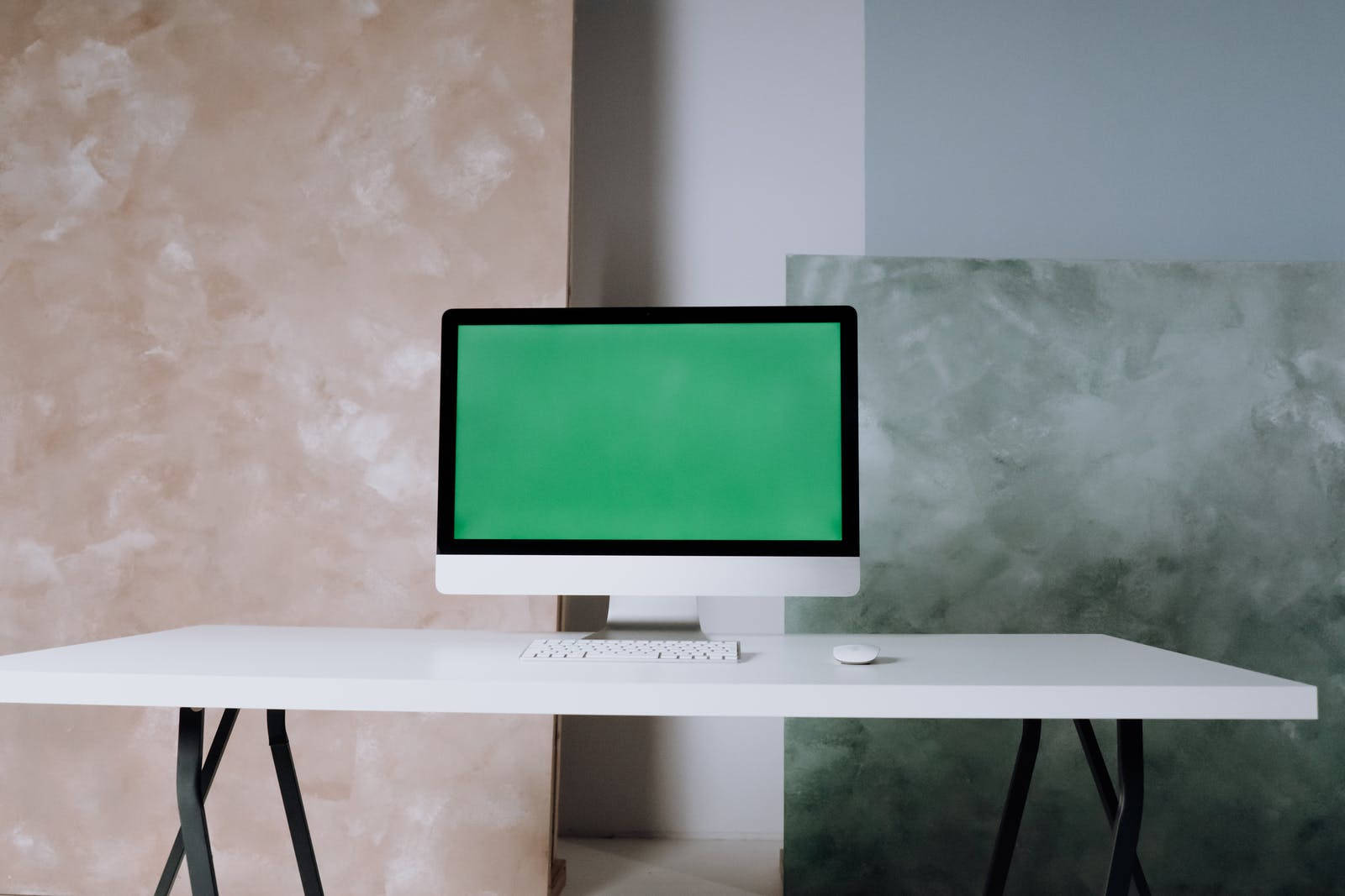 iMac с зеленым экраном в офисе Обои