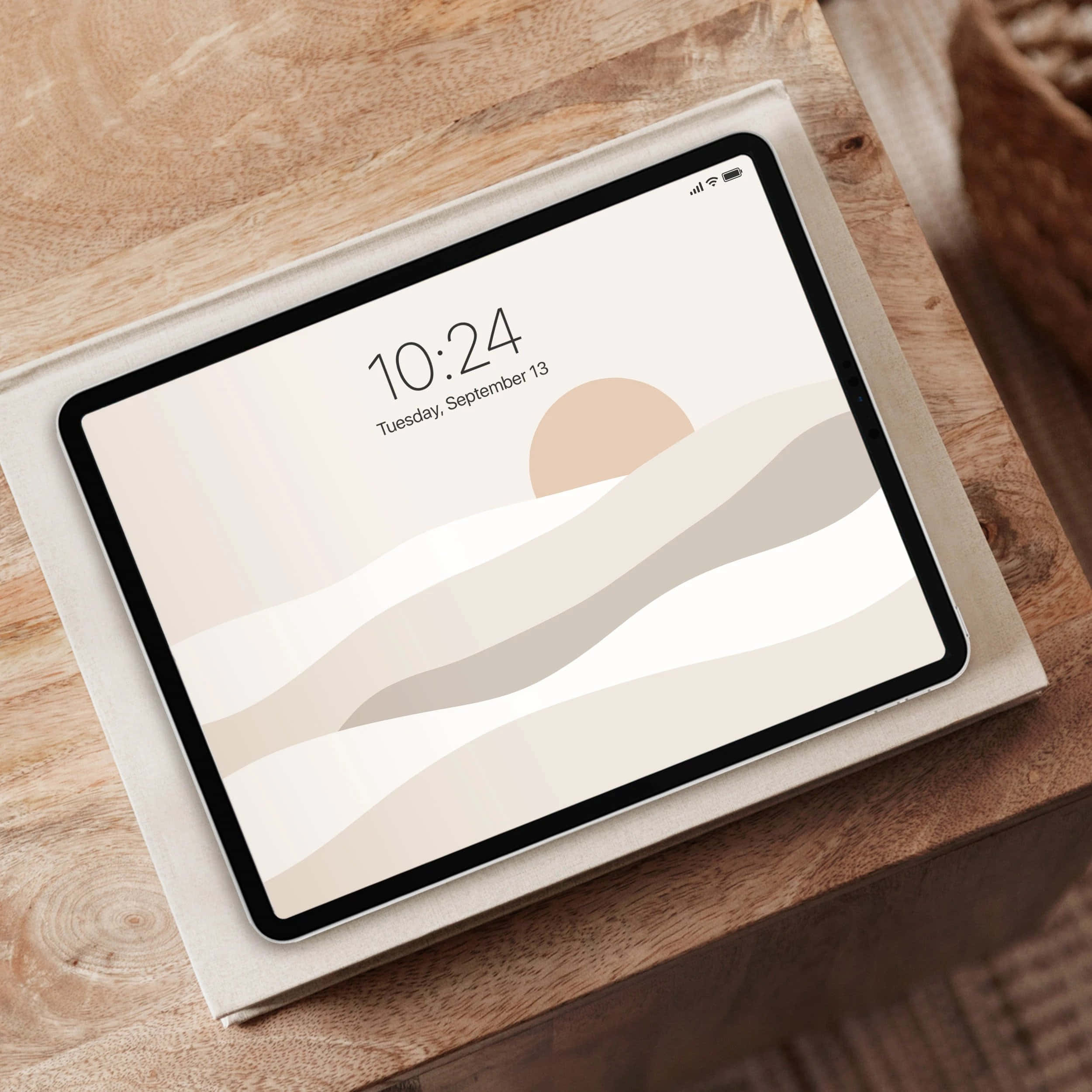 "Оставайтесь креативными с эстетичным iPad." Обои