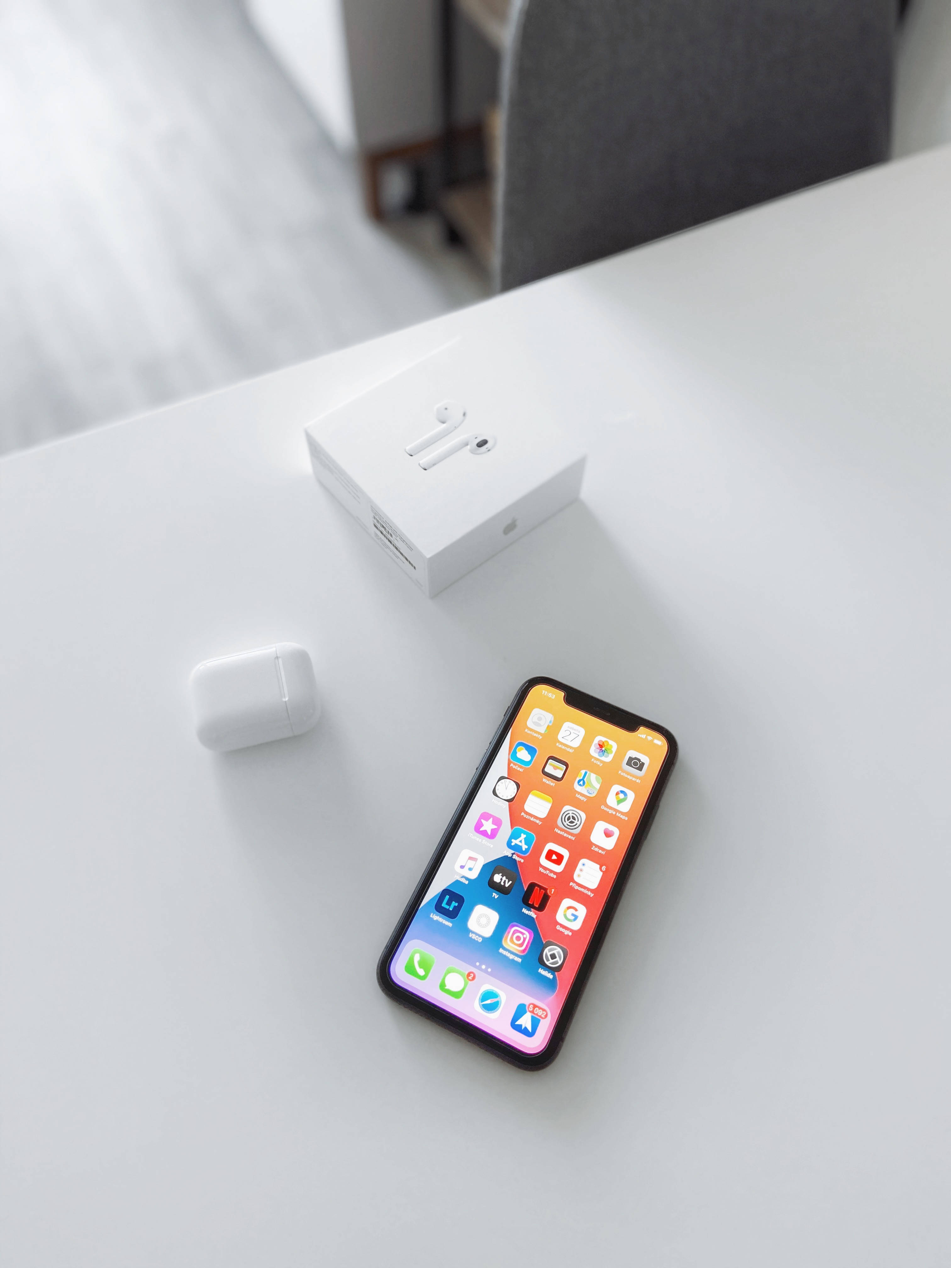 Гладкий и стильный iPhone 11 в действии Обои