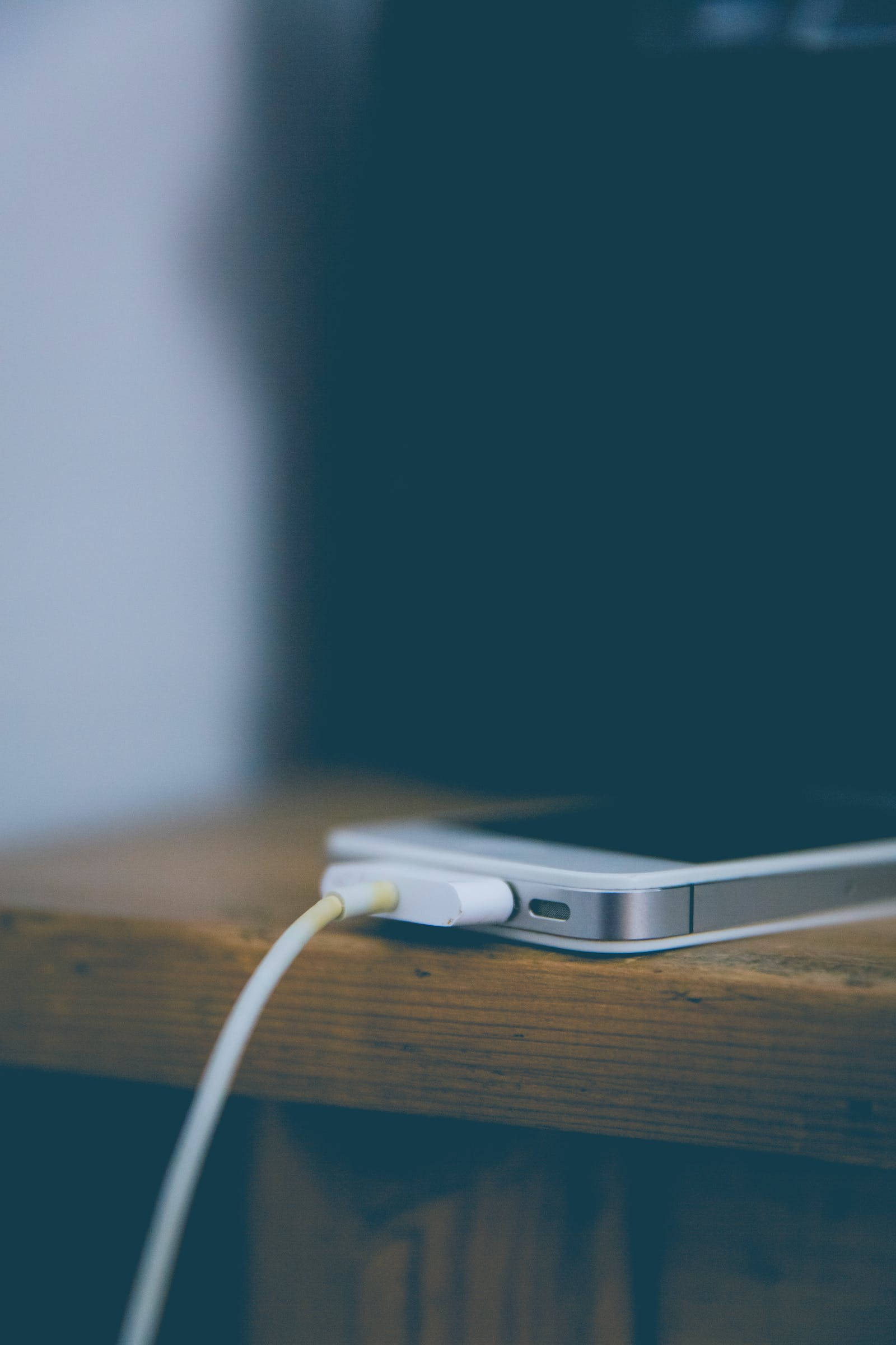 Темная зарядка iPhone 4 Обои