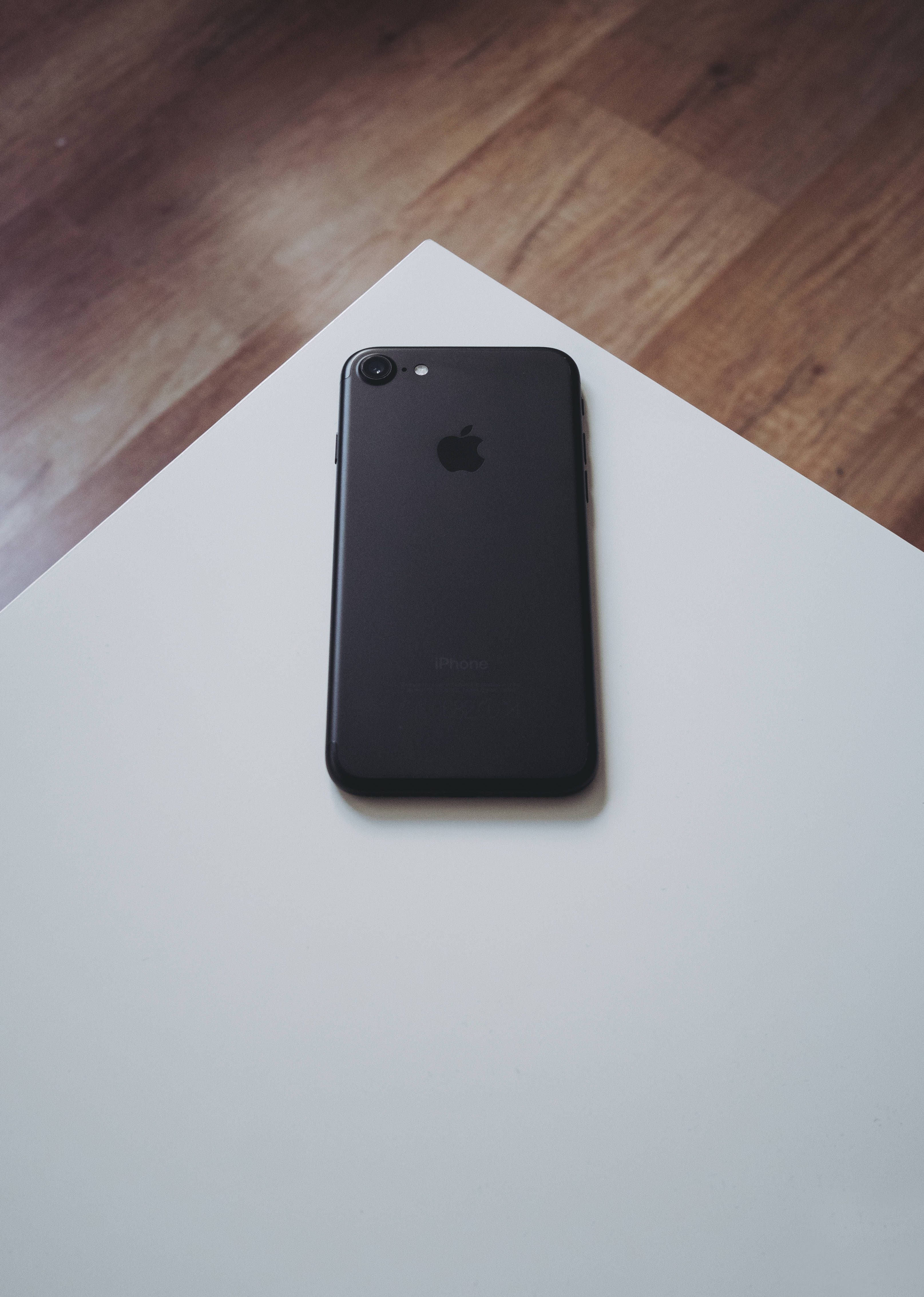 iPhone 8 на белой поверхности Обои
