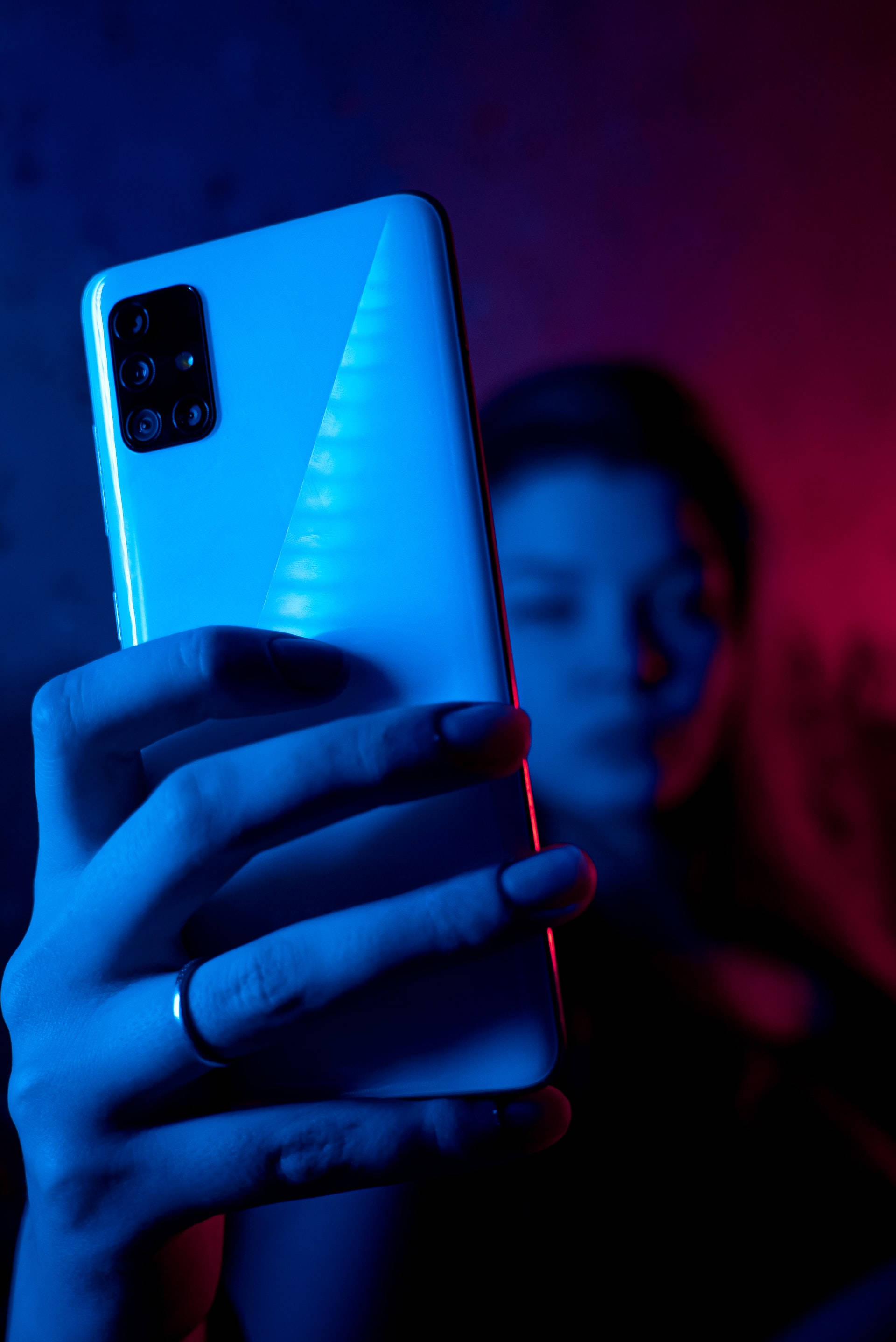 Женщина с телефоном в синем неоне iPhone Обои