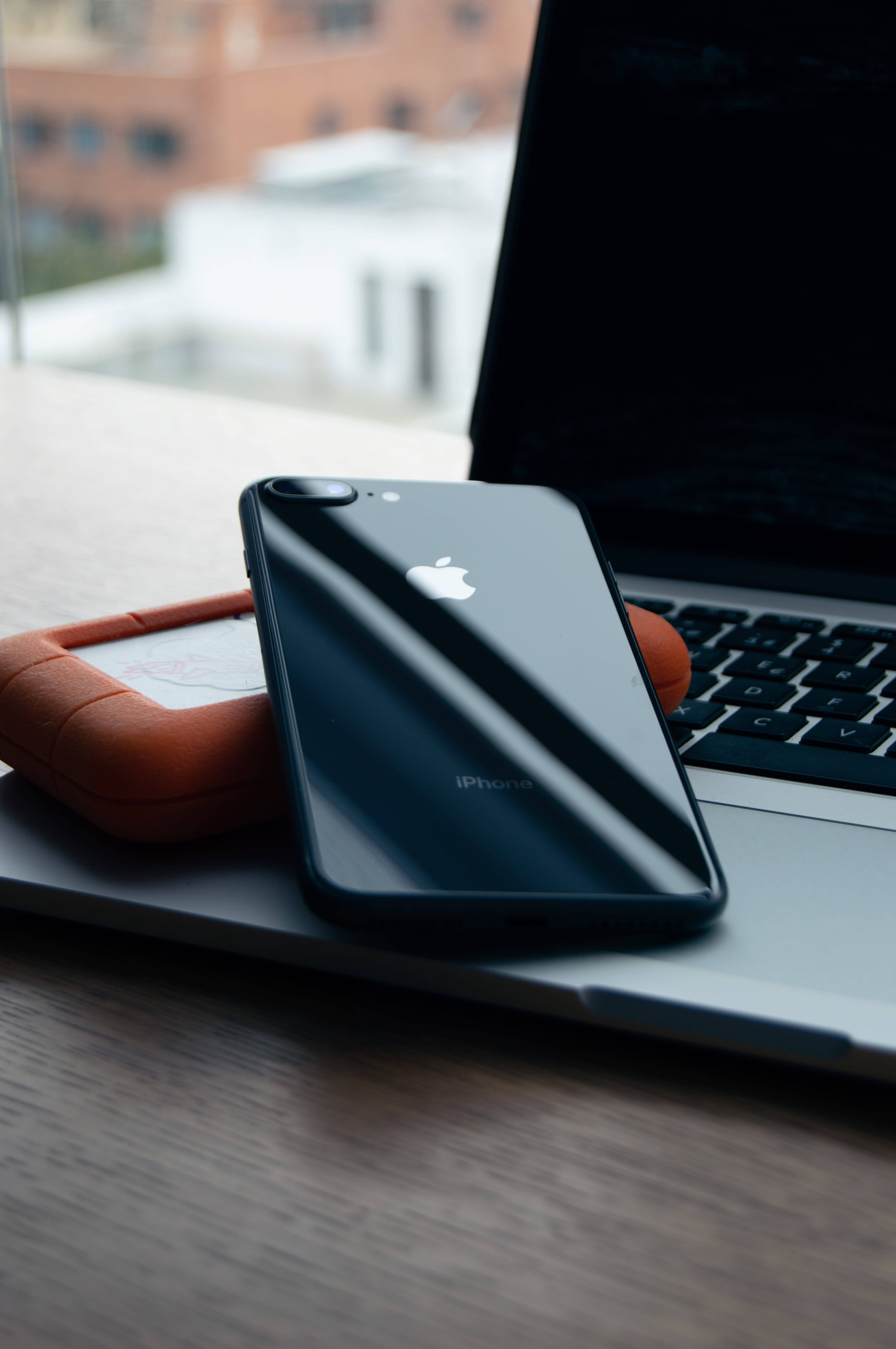 Стол с iPhone и черным iPhone Обои