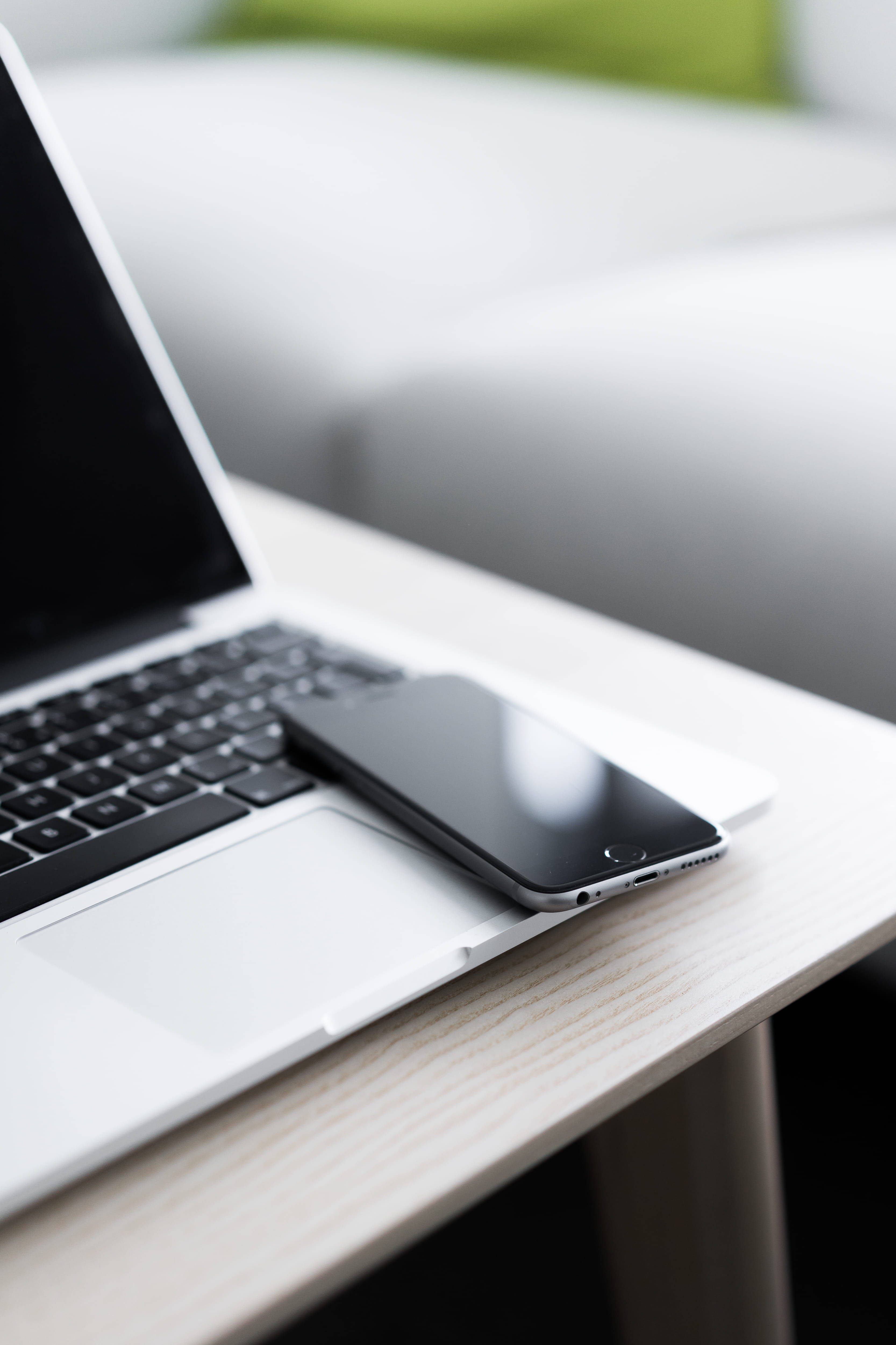 iPhone на столе с MacBook Обои