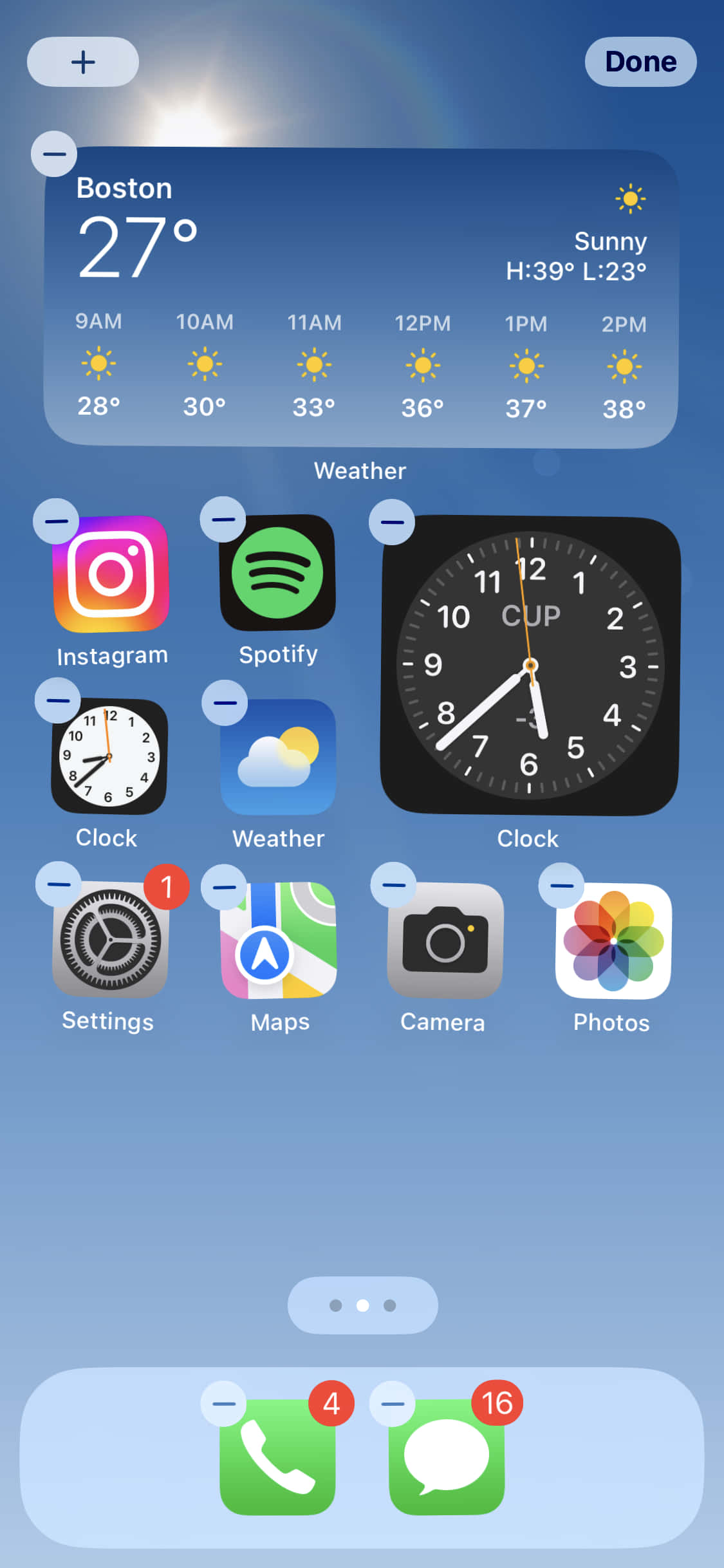 скриншот iPhone с часами и другими иконками Обои
