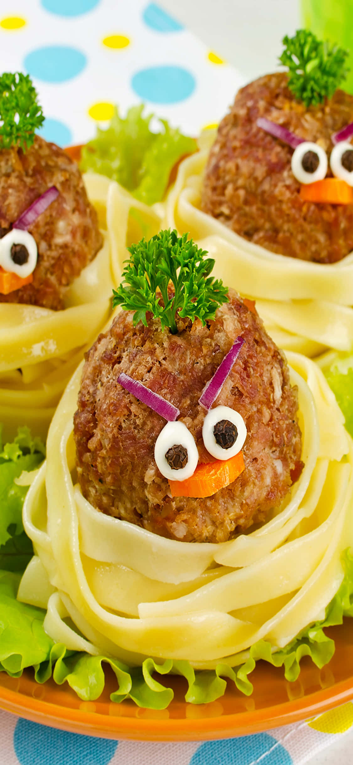 Милый мясной шарик с лицом — фон с пастой для iPhone X Обои