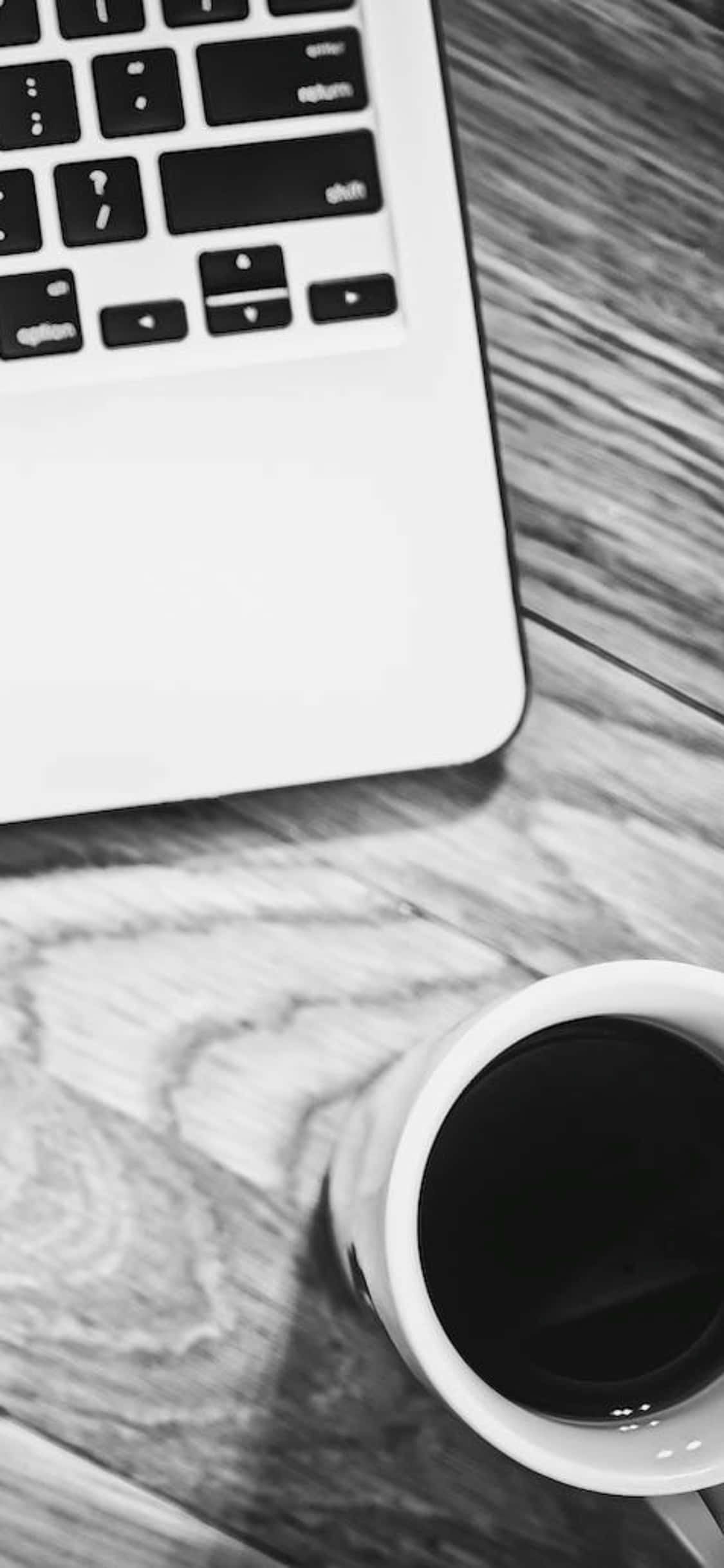 Фон для iPhone X — стол, чёрно-белое фото с чашкой и ноутбуком Обои