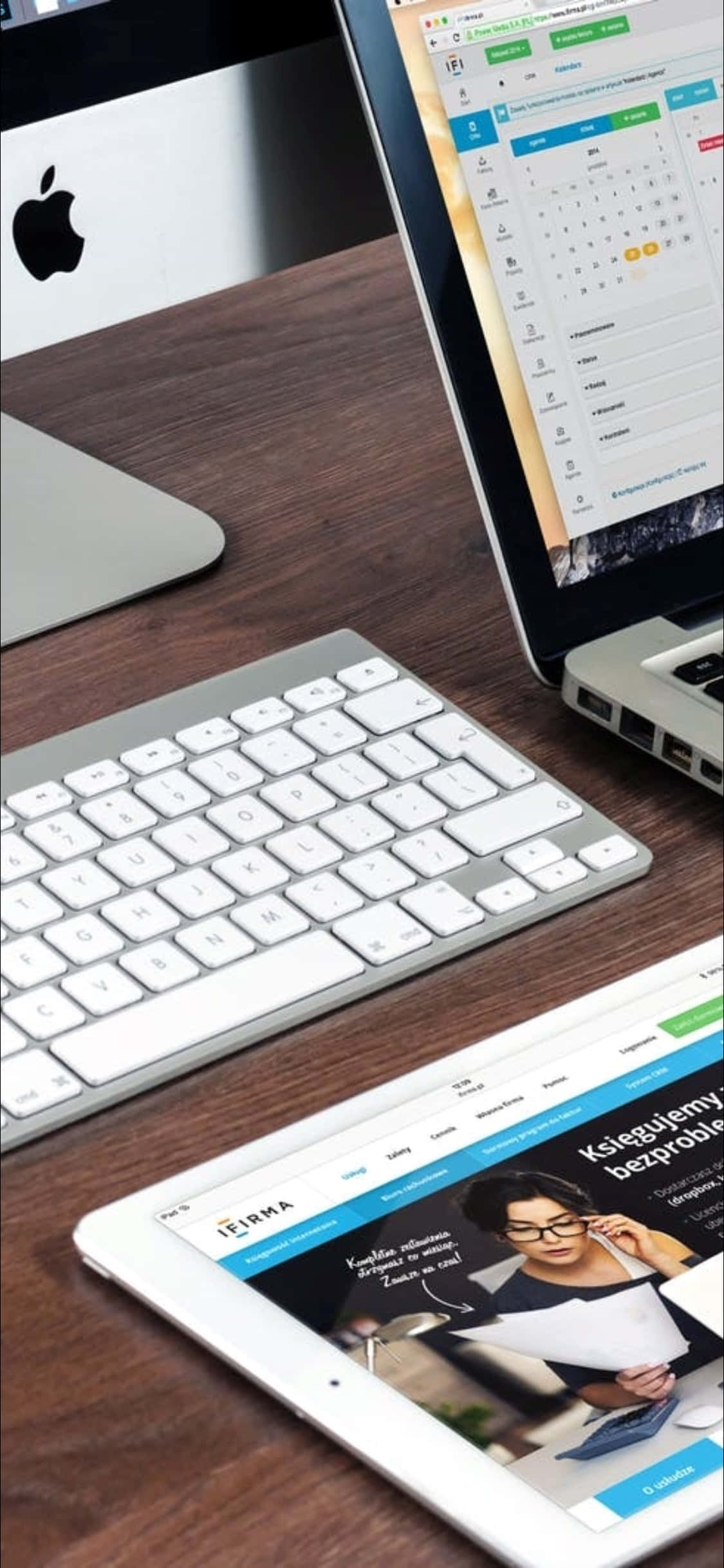 Фон рабочего стола для iPhone X: ноутбук и клавиатура Обои