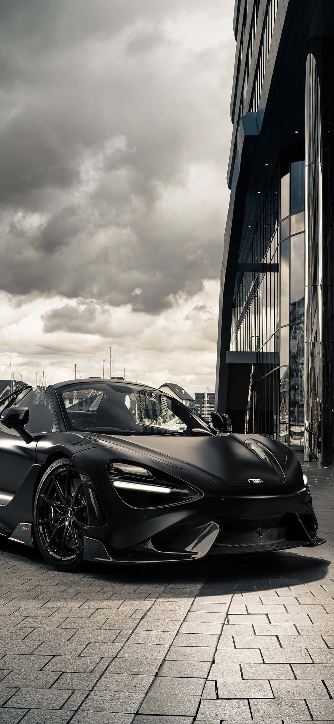 iPhone X McLaren 720s черно-белый фон Обои