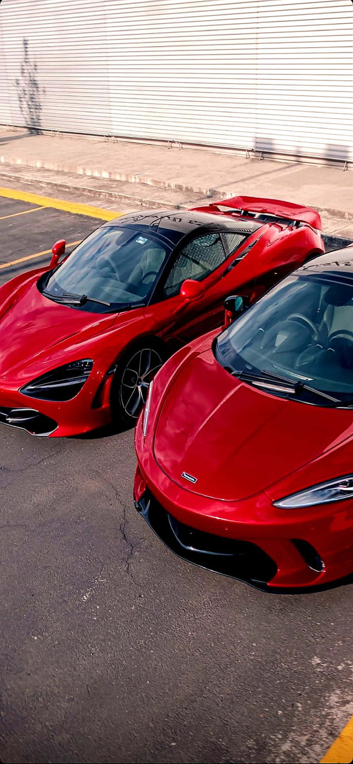 iPhone X McLaren 720s красный фон Обои
