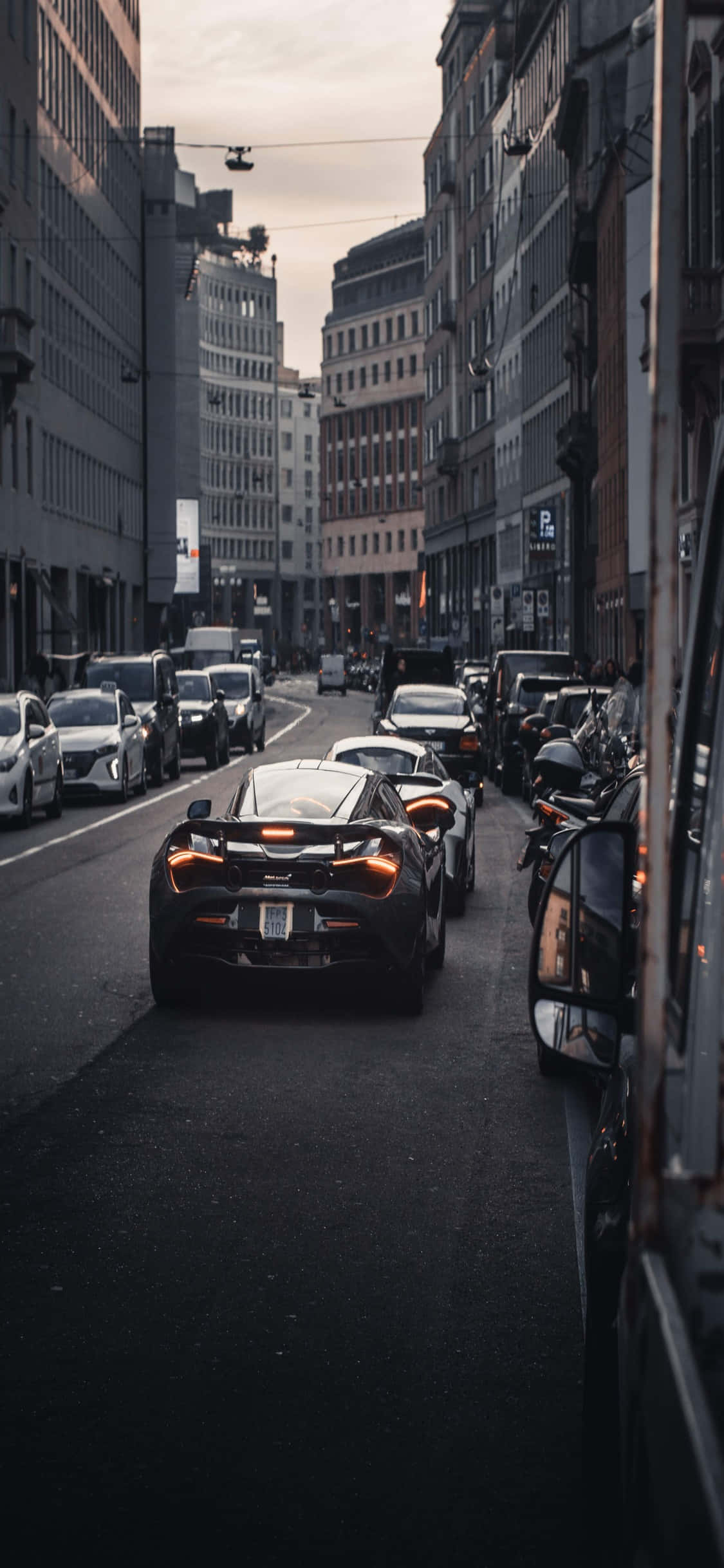 iPhone X McLaren 720s фон с видом на город Обои