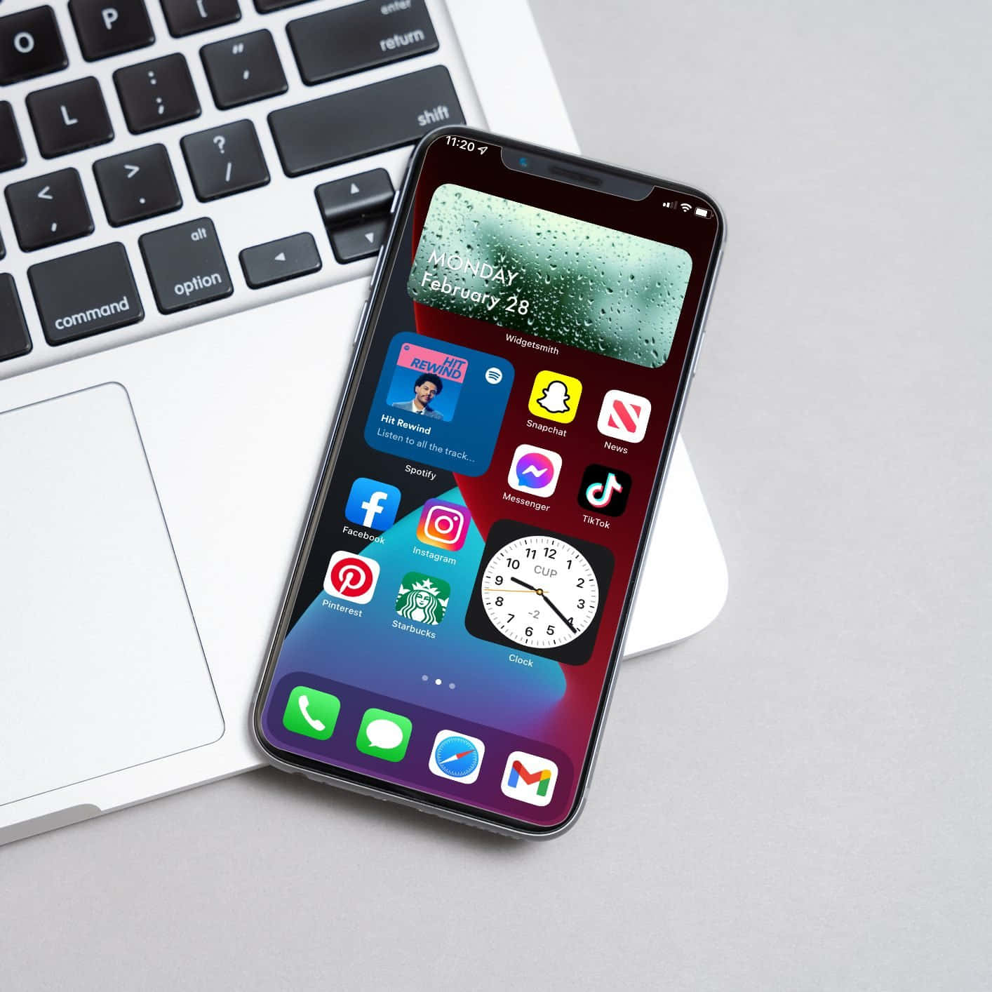 iPhone XR с приложениями рядом с ноутбуком Обои