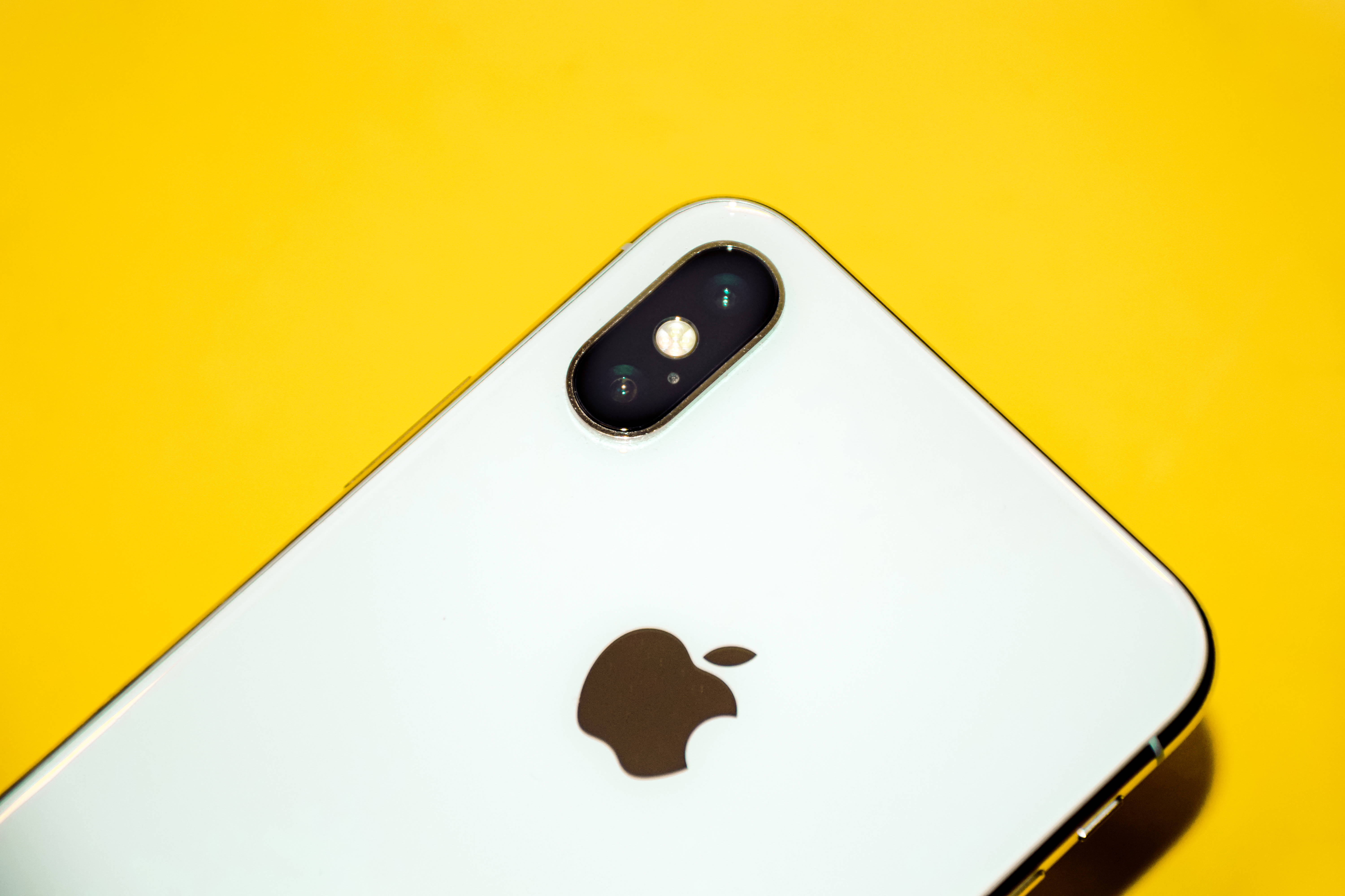 iPhone Xs Max на желтом Обои