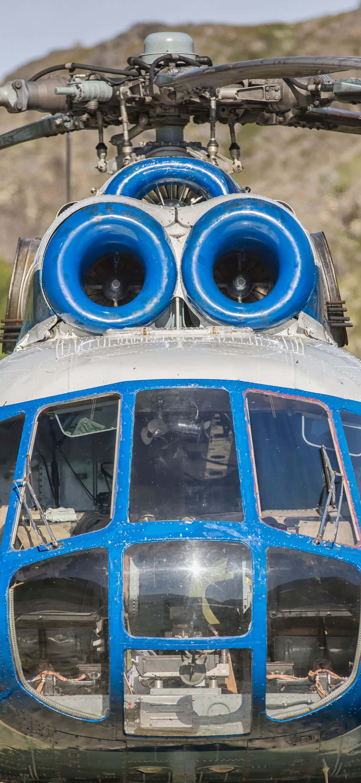 Исследуйте мир с новейшими iPhone Xs Max Helicopters Обои