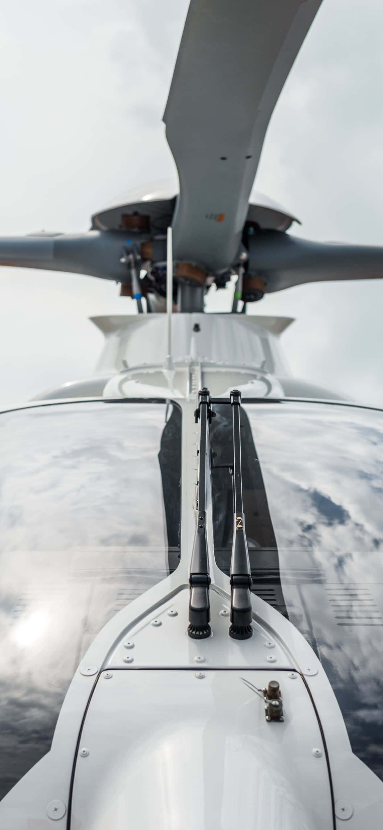 Насладитесь уникальным видом на небо с iPhone Xs Max Helicopters Обои