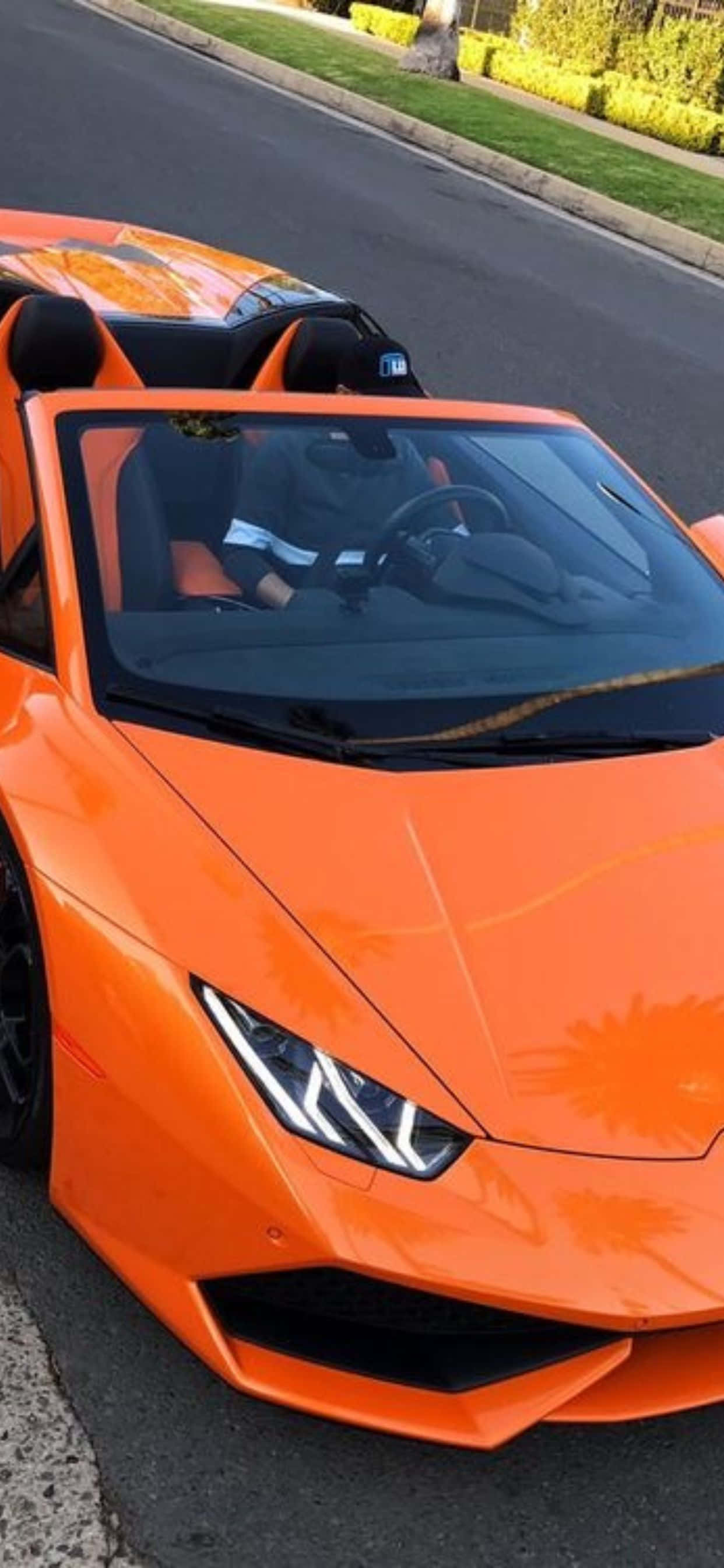 Фон iPhone XS Max с оранжевым Lamborghini Huracan Обои