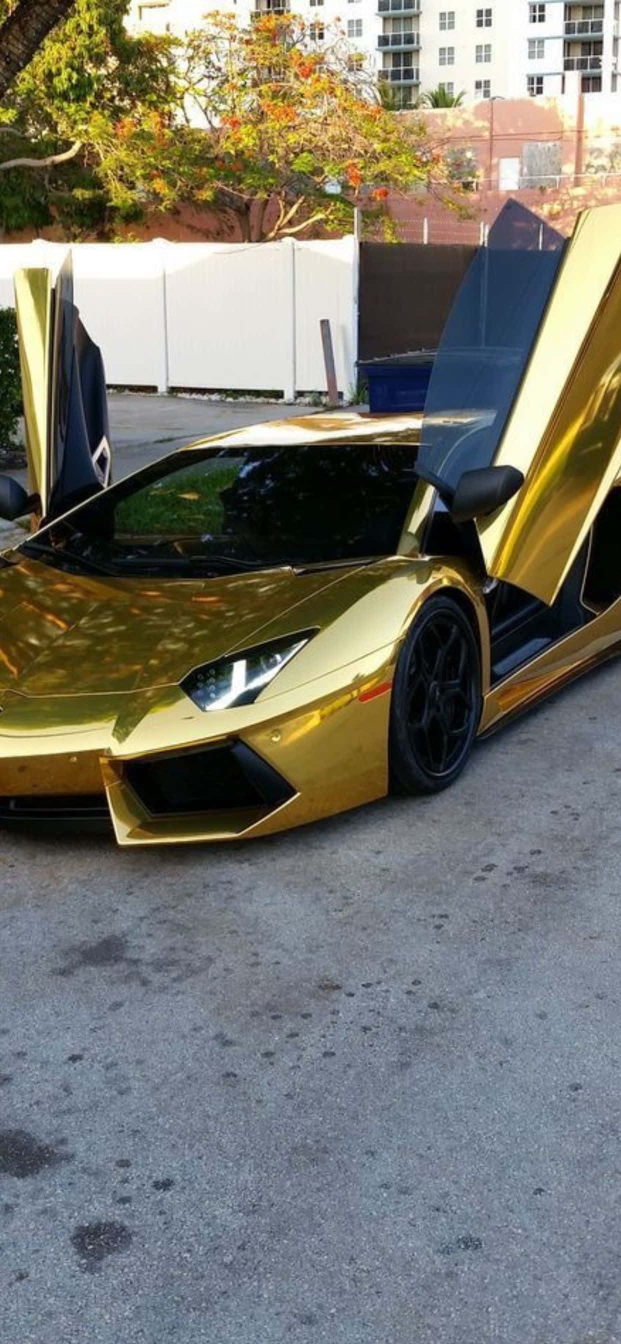 Фон iPhone XS Max с золотым Lamborghini Aventador Обои