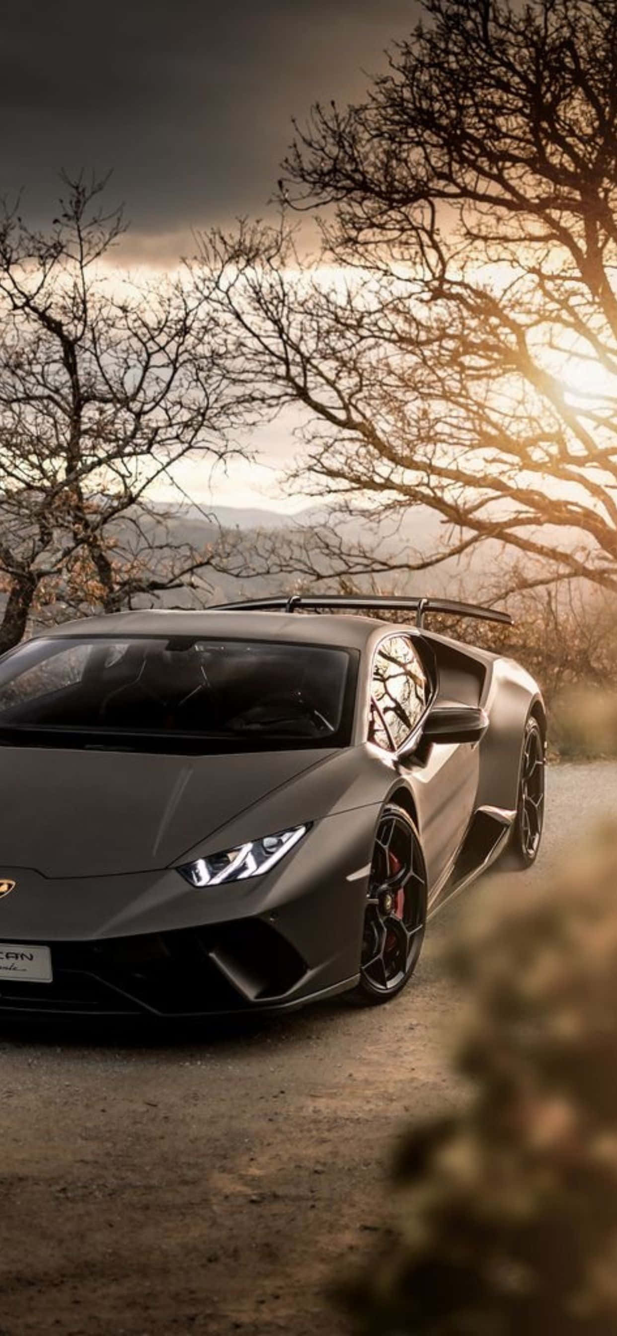 iPhone XS Max на фоне серого Lamborghini Huracan Обои