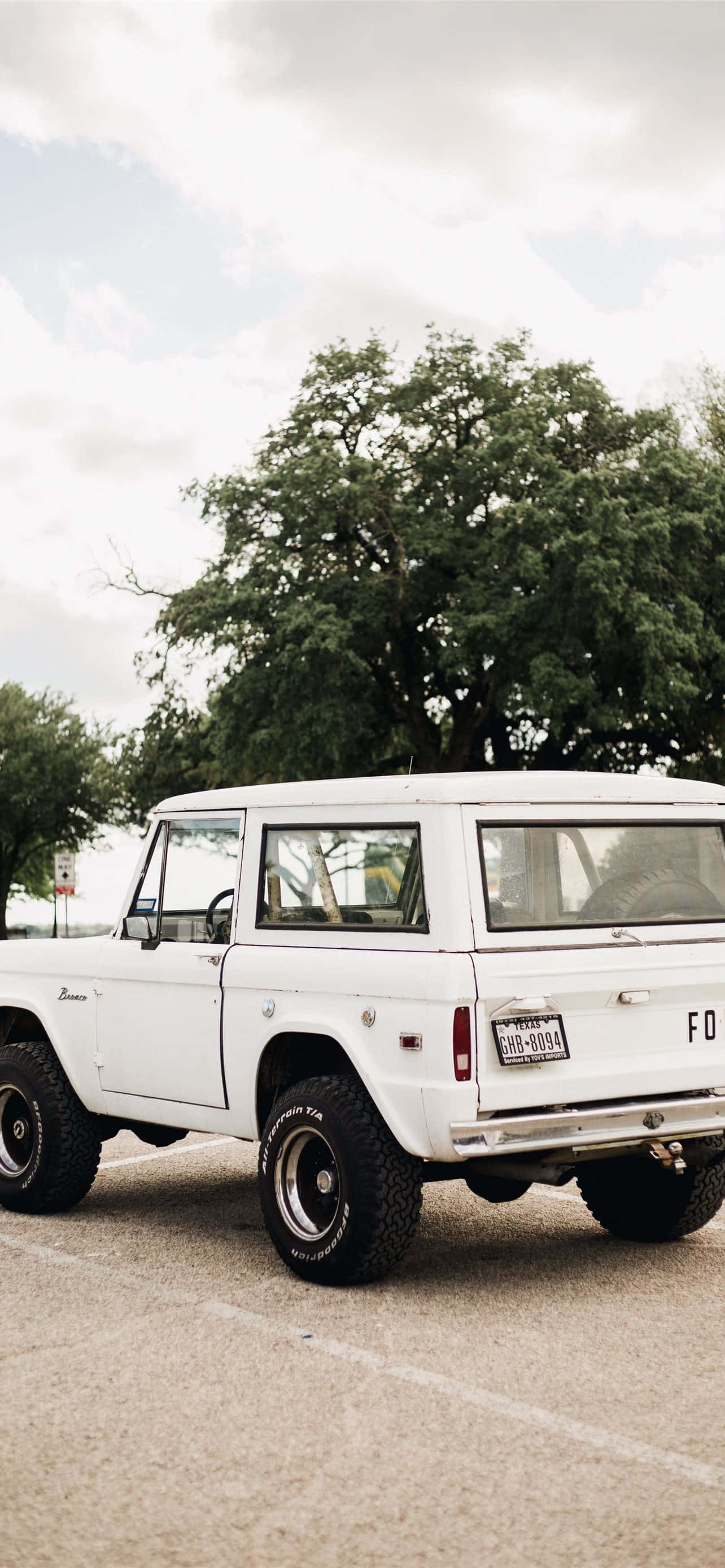 Фон iPhone XS Max Project Cars 2 с белым Ford Bronco Обои